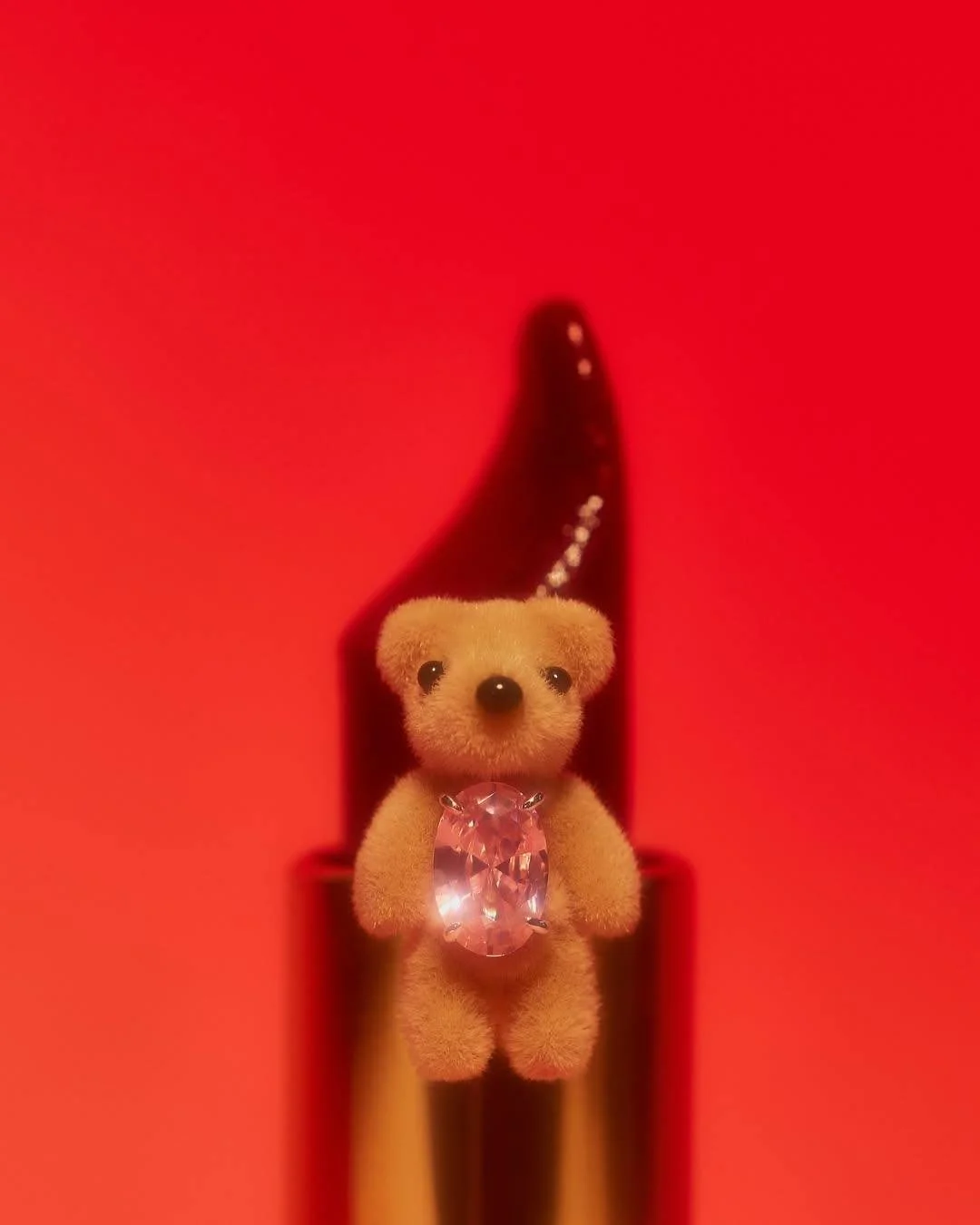 《ARTIFACTS - YVMIN》
#前衛珠寶設計 #全新品牌🧸

YVMIN 由設計師李敏與張曉宇於 2013 年創立於北京。品牌秉持大膽探索與浪漫精神，並定位為「身體裝飾實驗室」，致力於在實驗性、藝術性與實用性之間取得平衡，運用非傳統材質與實驗性工藝，不斷探索「珠寶」的概念邊界，使珠寶不僅止於配件，更展現身體與美之間的多元連結。

除珠寶配件系列外，YVMIN 亦曾在眾多明星及韓國女團（如 Blackpink Lisa、NewJeans、Aespa）的舞台造型亮相；並於 2021 年推