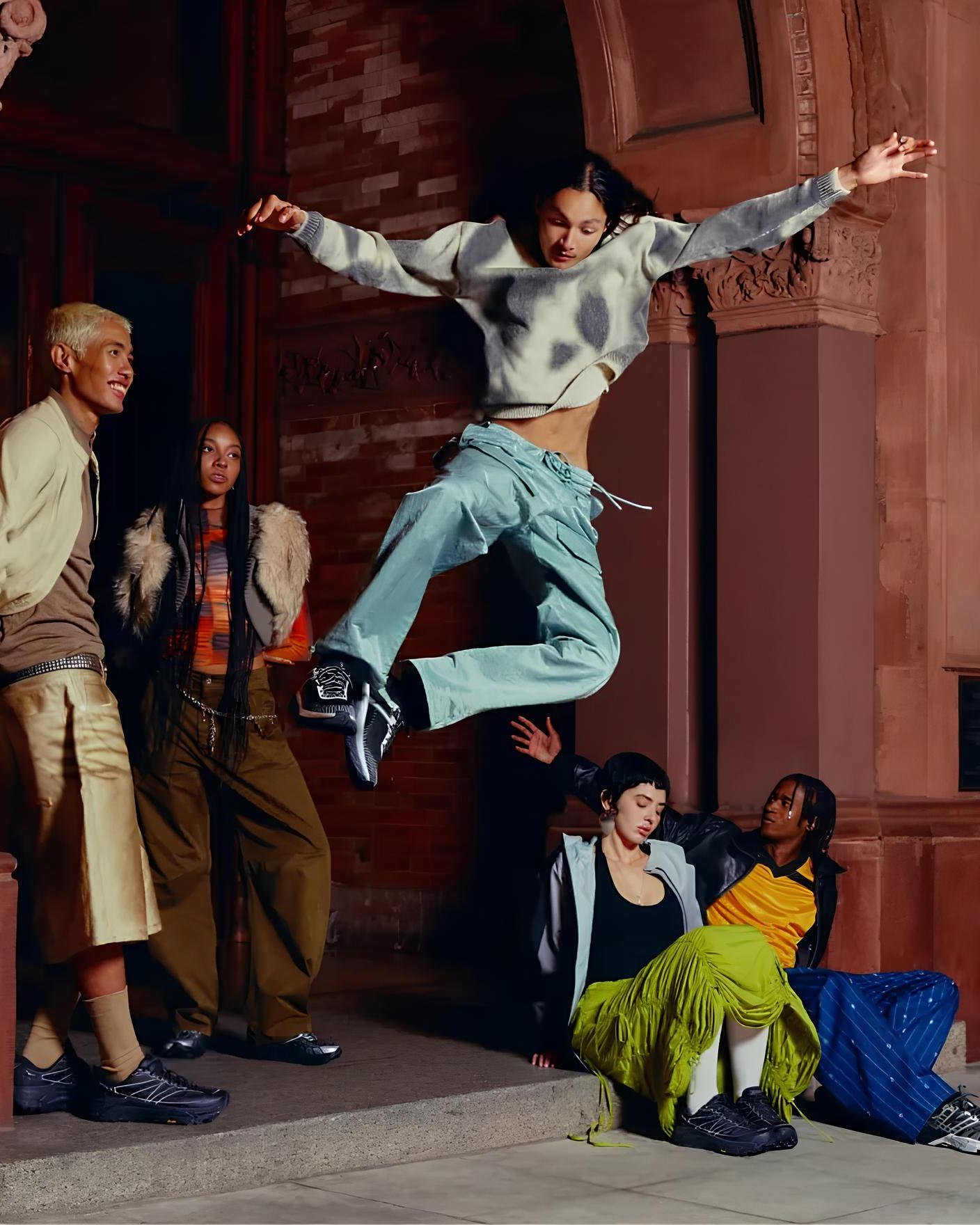 《ARTIFACTS - HOKA ONE ONE》
#女鞋特輯 #Hopara2

HOKA ONE ONE 由 Jean-Luc Diard 和 Nicolas Mermoud 於 2009 年在法國創立，二人曾在 SALOMON 工作，同時也是超馬跑手。HOKA ONE ONE 以高性能的緩衝和支撐技術，為專業跑者和運動愛好者提供卓越的運動體驗，並以其大膽創新的設計鼓舞人們開始運動同時享受運動的樂趣。 

👟最新到店的 Hopara 2 健行涼鞋，結合涼鞋的舒適感與健行鞋的機能性。採用 