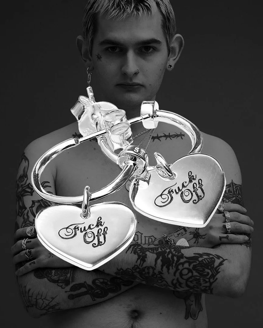 《ARTIFACTS - STOLEN GIRLFRIENDS CLUB》
#全新品牌 #暗黑浪漫🖤

STOLEN GIRLFRIENDS CLUB 在2005 年由創意總監 Marc Moore 於紐西蘭創立。品牌起源於從糟糕關係中「拯救」女孩的同名藝術企劃。因迴響熱烈，而將其叛逆靈魂延伸至服裝與飾品。品牌核心在於搖滾態度與暗黑浪漫主義，以純銀打造的厚重金屬質感與粗獷視覺著稱，並融合龐克元素，營造出既叛逆又浪漫的矛盾美學。

ARTIFACTS 本季選入多款戒指、耳環、項鍊與手鍊，以經典愛