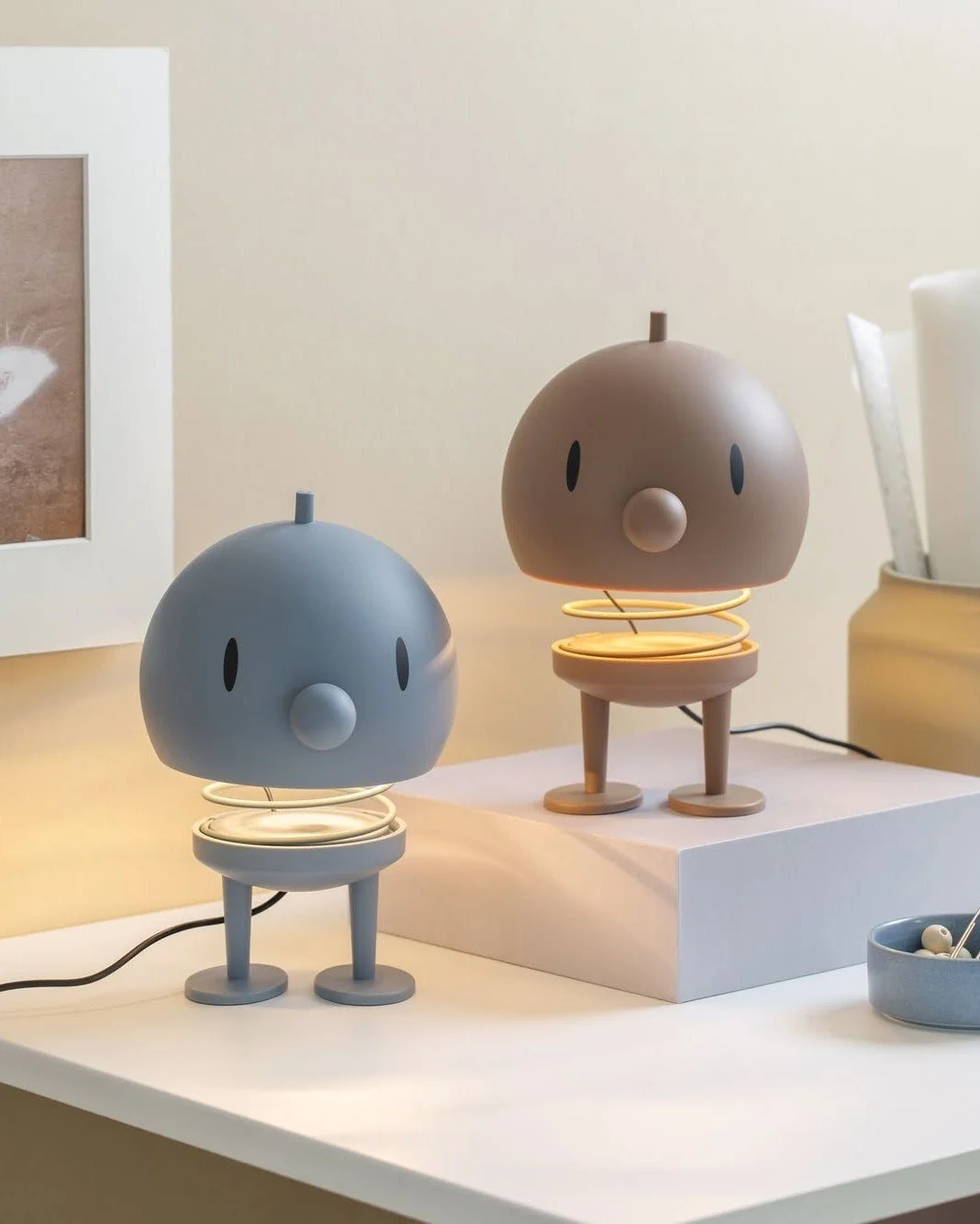 《ARTIFACTS - HOPTIMIST》
#全新天空藍🩵 #造型燈飾💡

誕生於 1960 年代的丹麥國民玩具品牌 HOPTIMIST，由設計師 Hans Gustav Ehrenreich 創立於個人工作坊，品牌名稱結合了「Hop（彈跳）」與「Optimist（樂觀主義者）」。經典角色 Bimble 與 Bumble，以俏皮的造型與律動感十足的彈跳姿態，成為象徵快樂與正能量的代表。

HOPTIMIST 新色到店🩵✨ 
燈飾靈感源自品牌經典款擺飾設計，除了全新選入的天空藍與白色外，