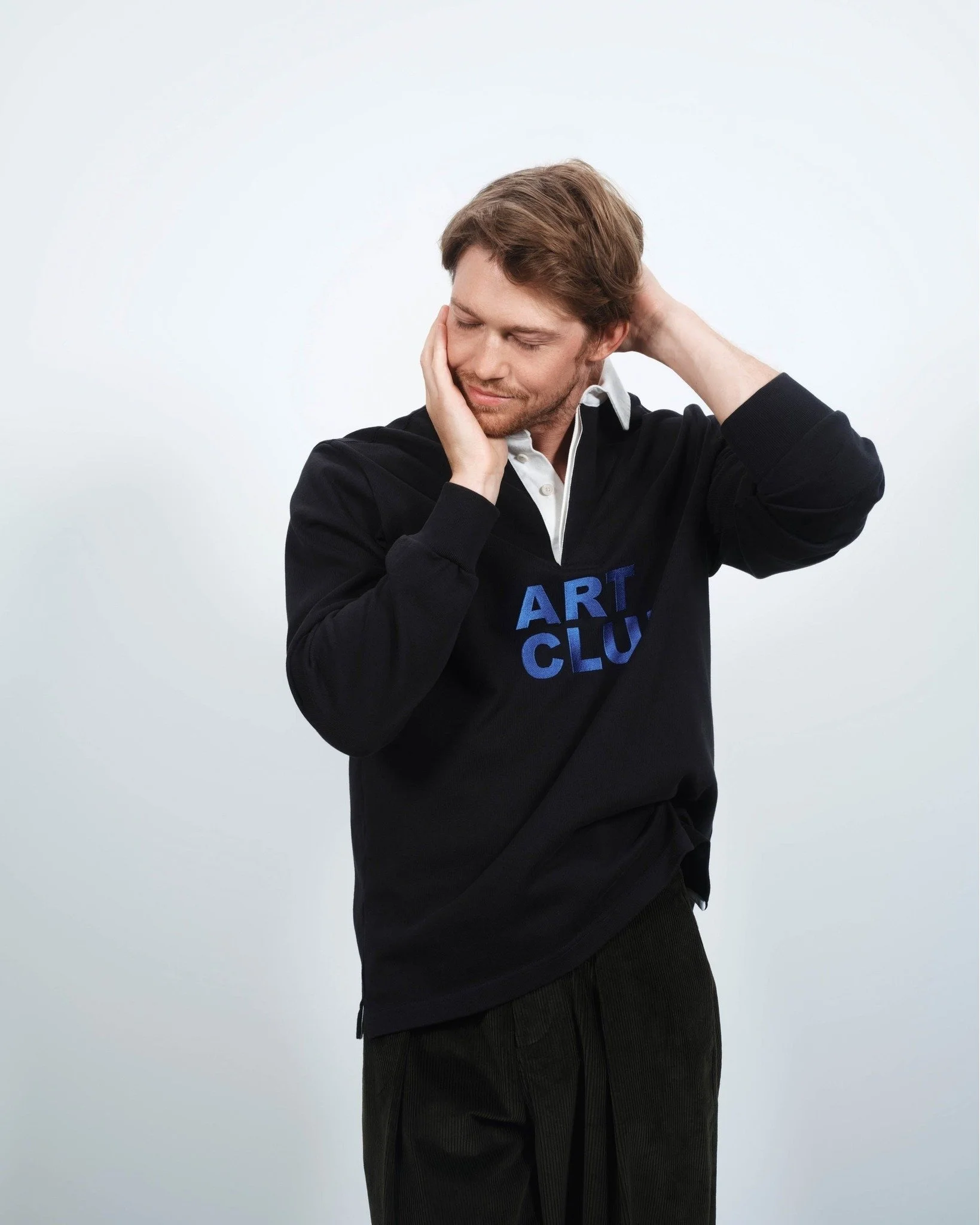 《ARTIFACTS - J.W. Anderson》
#男裝新品✨ #經典扭結設計

 J.W. Anderson本系列以「Cabinet of Curiosities」為概念，系列聚焦於重新演繹的經典單品與在地工藝，巧妙融合時裝、家居用品與工藝物件。同時，造型更由 Anderson 親密好友與長期合作夥伴親自演繹。

Art Club 橄欖球 Polo 上衣採用水洗黑色針織布料製成，搭配精緻緞面刺繡細節；藍色漸層格紋襯衫以刷毛法蘭絨面料打造，輕鬆營造春夏層次穿搭；亦有多款短袖上衣與短褲可供挑