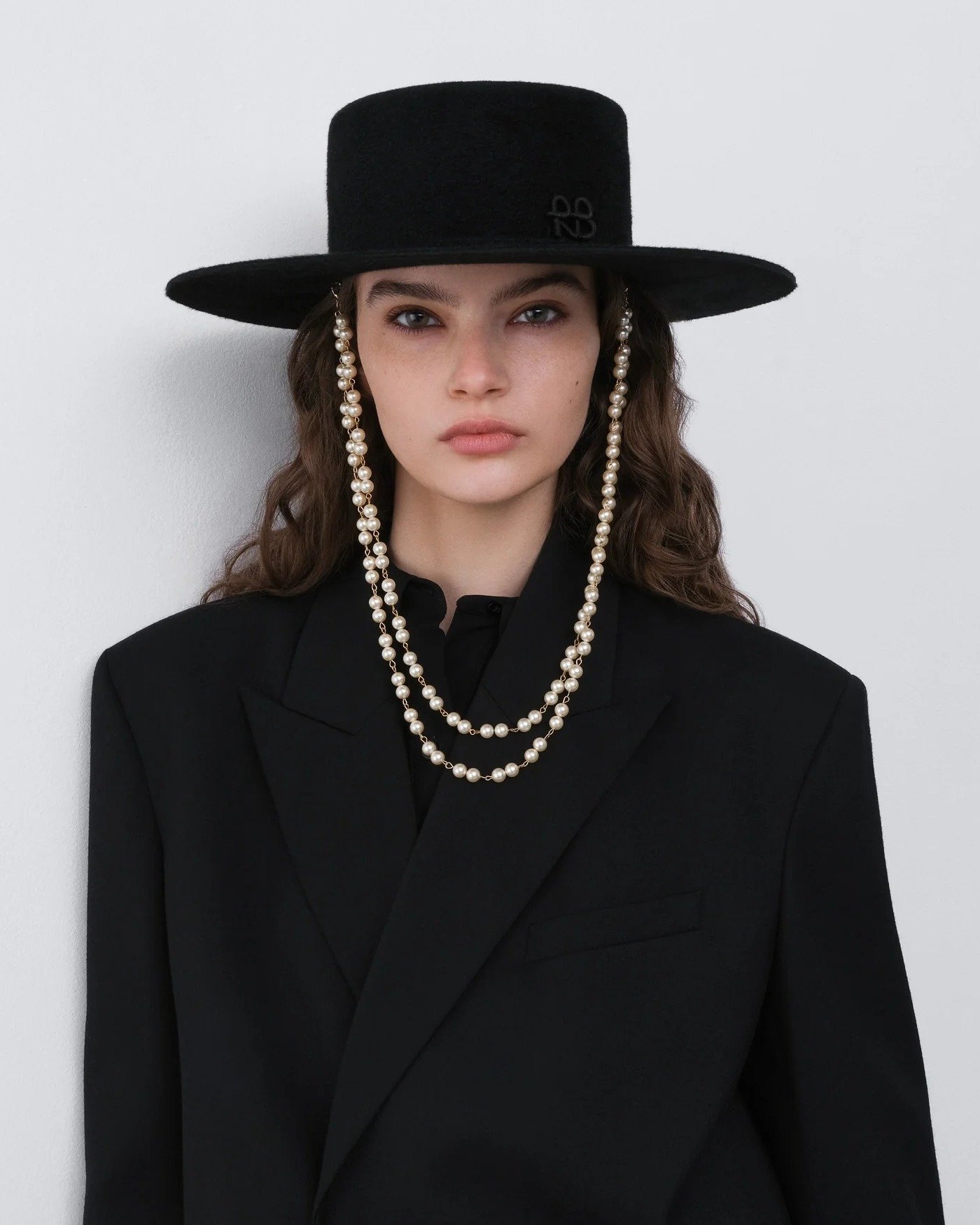 《ARTIFACTS - Ruslan Baginskiy》
#全新品牌✨ #烏克蘭品牌

品牌由同名烏克蘭設計師於 2015 年創立，以軍事風格報童帽迅速走紅；帽款上手縫的 X 標誌與 RB 字母 成為鮮明的品牌標誌。設計靈感源自藝術、烏克蘭民族服飾與復古元素，在傳統帽型中注入現代風格，並堅持每頂帽子皆於烏克蘭製作。憑藉俐落設計與辨識度極高的標誌，迅速席捲時尚圈，G-DRAGON、Bella Hadid等眾多明星都是品牌愛用者。

本次選入CANOTIER 毛氈珍珠鏈平頂帽，以經典 Canot