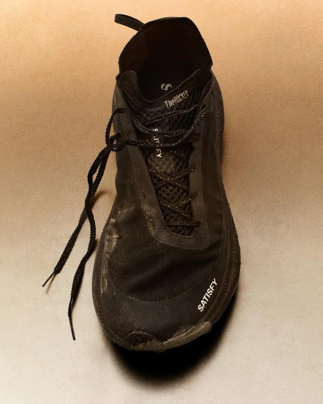 《ARTIFACTS - SATISFY》
#新品牌登場✨ ＃跑步文化狂熱者

來自巴黎的高端運動服飾品牌 SATISFY成立於2015年，透過創新的布料科技與精細設計，重新定義跑步體驗。設計上融入創辦人 Brice Partouche 的童年記憶，在細節點綴龐克、滑板、復古等元素。在運動機能與現代風格之間達到完美的平衡。

Pertex 3L Fly Rain 運動外套採用 Pertex&reg; Shield Air，提供極致透氣的防水保護。其薄膜具備獨特的開放式結構，能促進空氣流通，同時兼