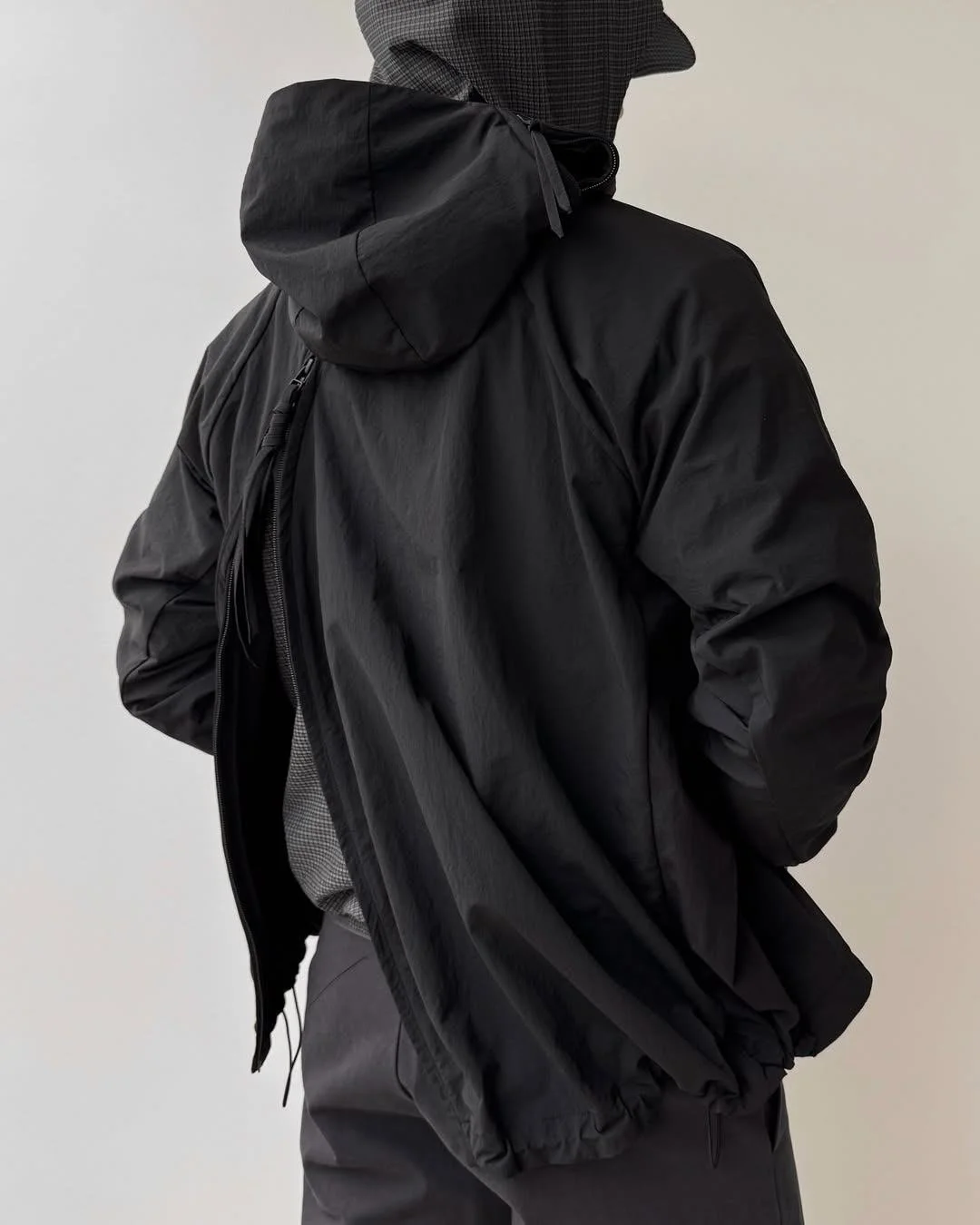 《ARTIFACTS - POST ARCHIVE FACTION》
#男裝新品到店 #前衛機能美學

Post Archive Faction（簡稱PAF） 是由 Dongjoon Lim 和 Sookyo Jeong 於 2018 年創立於韓國。PAF 的設計如未來人的工作服，強調機能感，展現未來世界的秩序、模組與身體連結。品牌以不對稱剪裁、運動風細節與高科技材質文明，在機能與藝術之間取得獨特的平衡。更曾入圍LVMH Prize準決賽以及和運動鞋品牌On聯名，無疑是韓國男裝最受矚目的設計新銳