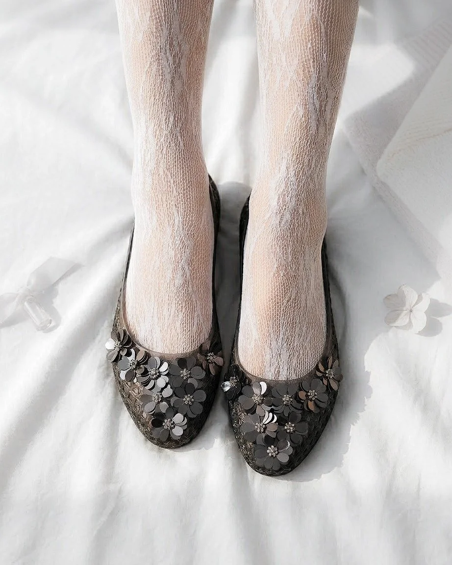 《ARTIFACTS - HEAVENLY JELLY》
#獨家引進✨ #韓國果凍鞋

來自韓國的果凍鞋品牌 HEAVENLY JELLY，以經典方形鏤空圖案作為設計核心。復古風格設計融合雲朵般柔軟腳感，並搭配透明、亮片及多樣材質裝飾，打造兼具實穿性與時髦感的果凍鞋。HEAVENLY JELLY 在韓國熱度持續上升中，更多次與韓國KOL推出聯名款式。

本次獨家引進的 HEAVENLY JELLY 果凍鞋，分別以透明、透黑及帶有細膩閃光的透銀果凍材質，視覺輕盈不厚重，雨天亦可穿著。俐落修長的鞋尖