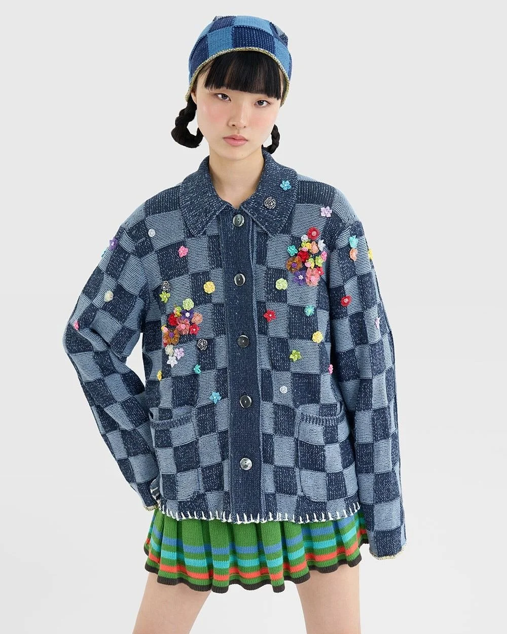 《ARTIFACTS - YANYAN KNITS》 
#NewBrand✨ #香港針織品牌

由前 rag &amp; bone 針織總監 Phyllis Chan 與香港設計師 Suzzie Chung 共同創立，「YANYAN KNITS」取自粵語「人人」之意，旨在為每個人提供擁抱自我風格、大膽穿搭的可能。品牌巧妙揉合紐約與香港的生活記憶，將現代藝術、傳統工藝與東西方流行文化交織，打造出獨具一格的針織語彙；同時堅持在地製造，傳統針織技術的傳承。

2026 春夏系列將女孩想像成在鄉村生活的