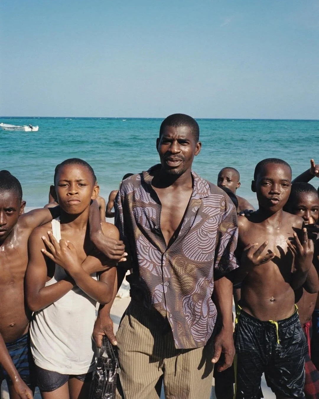 《ARTIFACTS - A Kind of Guise》 
#2026春夏 #男裝新品✨

2026 春夏系列「Hariri」在斯瓦希里語中意指輕盈與流動。靈感來自一段穿越肯亞多元地景的旅程，在海岸、草原與城市交會之處，展現出與自然深刻的連結。在柔軟與堅韌、流動與結構之間取得平衡，展現出兼具地緣厚度與輕盈流動的當代風格。

特別推薦本季選入的Jabali 襯衫式外套，配有可調式下擺並以鈕扣 Polo 領口設計，以棉與亞麻混紡製作，營造自然的結構感與柔軟細膩、略帶絲滑的手感。Samata襯衫，採