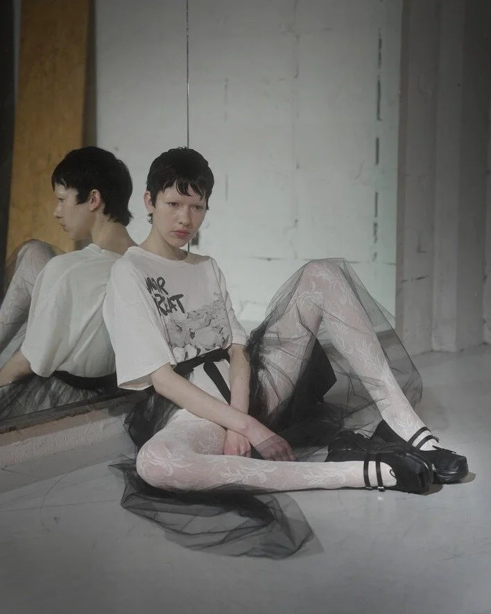 《ARTIFACTS - AKIKOAOKI》 
#全新引進🔥 #舒適運動鞋底👟

由品牌同名設計師 Akiko Aoki 青木明子創立。基於「時尚是一種姿態、一種表現形式，同時也是一種生活實踐」的理念，AKIKOAOKI 致力於從日常生活中挖掘潛藏的幻想，透過解構與重組，打造出兼具顛覆性與懷舊感的幻想世界。獲得多項國際與日本時尚獎項如 JFLF 奬、LVMH 青年時尚設計師大獎準決賽入圍等等。

本次選入經典 Regulated Gravity Leather，結合皮鞋的外觀與運動鞋的舒適