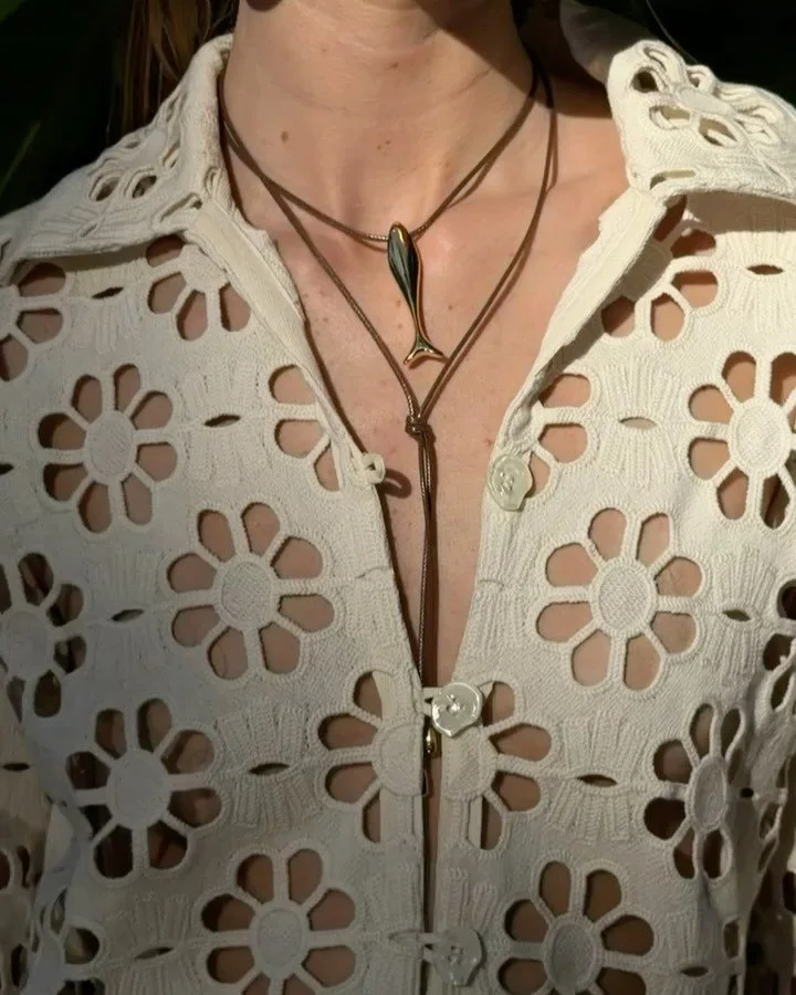 《ARTIFACTS - &eacute;liou》
#新品到店 #魚形吊墜🐟

2026 春夏系列以海洋為靈感繆思，最新到店的 Koi Wrap 採用雕塑感十足的魚形吊墜，尾巴會隨著動作輕柔擺動，為整體增添靈動感。項鍊長度可自行調節，展現多樣化的穿搭風格；亦有多款&eacute;liou 經典串珠項鍊與手鍊可供挑選。

&eacute;liou 是來自邁阿密的獨立設計師品牌，以復古美學為主軸，並結合充滿玩心的現代設計語言，每一款產品皆以手工打造，獨一無二。&eacute;liou 剛推出便獲