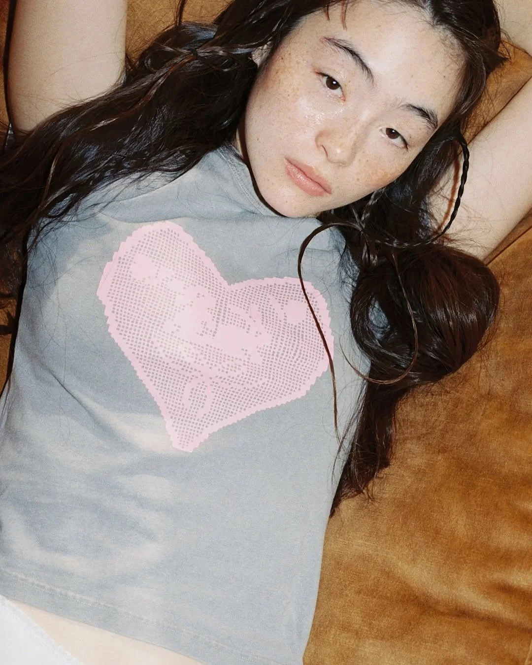 《ARTIFACTS - CARNE BOLLENTE》 
#大膽刺繡🐇 #SS26膠囊系列🩷

來自巴黎的 CARNE BOLLENTE 擅長將性正向理念與藝術時尚結合，傳達「性話題不該是禁忌」的核心價值，鼓勵大眾以開放態度看待身體與性別議題。其大膽的視覺語彙與具辨識度的圖案設計是品牌獨有特色，更多次與藝術家、模特兒等推出合作系列。

在 2026 春夏系列中，品牌與模特兒同時也是品牌好友的 Serena Motola 推出聯名膠囊系列，以經典兔子為靈感，完美融合女性柔美特質與帶有挑逗的幻