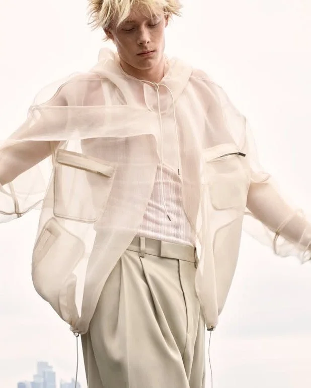 《ARTIFACTS - SYSTEM》
#2026春夏系列 #辦公室白日夢🫧

來自韓國的設計師品牌SYSTEM 成立於1990年，在當代極簡裝束中融入韓國美學，透過鏤空剪裁、中性輪廓、絎縫設計等多元細節，展現多層次的都會混搭風格。從1990年開始便推出女裝，並在2008年推出男裝。

2026 春夏系列以「辦公室白日夢」為主題，捕捉都市人內心深處這份純粹的渴望，以細膩而精緻的方式詮釋隨風而行的自由。運用薄紗等柔軟絲滑的面料，搭配輕微結構感的細節增添立體層次，同時帶來輕盈而現代的風格。色彩方