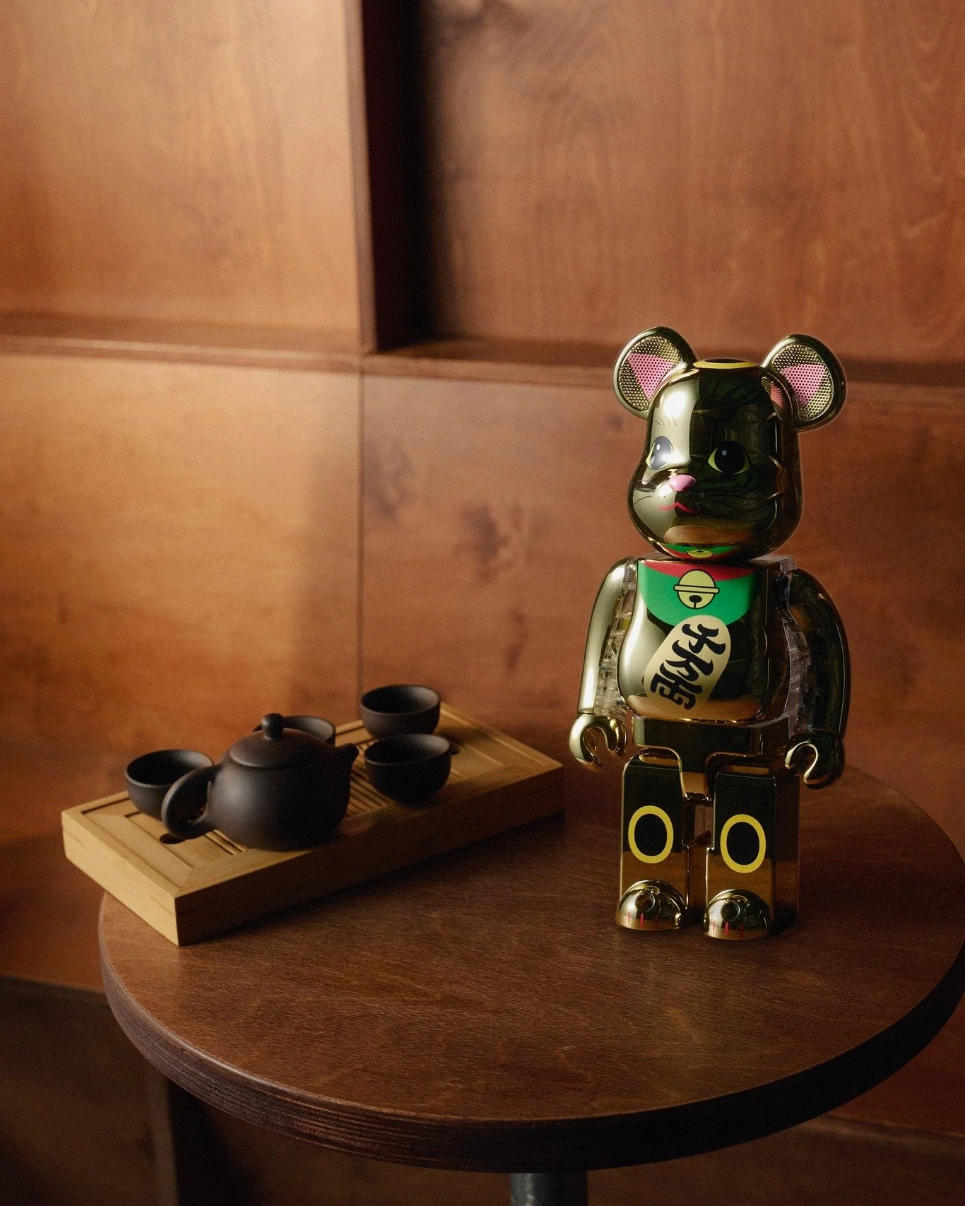 《ARTIFACTS - BE@RBRICK Audio 400% Maneki-Neko》
#黃金招財貓 #限量販售中🔥

將招財貓形象與指標性的 BE@RBRICK 輪廓完美結合，不僅是一款藍牙音響，更是一件承載好運、守護與樂觀寓意的當代護符。它超越了單純的音訊設備，將聲音美學融入生活，為您的空間注入深厚的意念與祝福。

採用高光澤的金屬金色塗裝，表面映照出溫暖而璀璨的光芒，細節處精心點綴的傳統紋樣，在保留經典 BE@RBRICK 造型的同時，更添了慶典般的氛圍。400％ BE@RBRIC