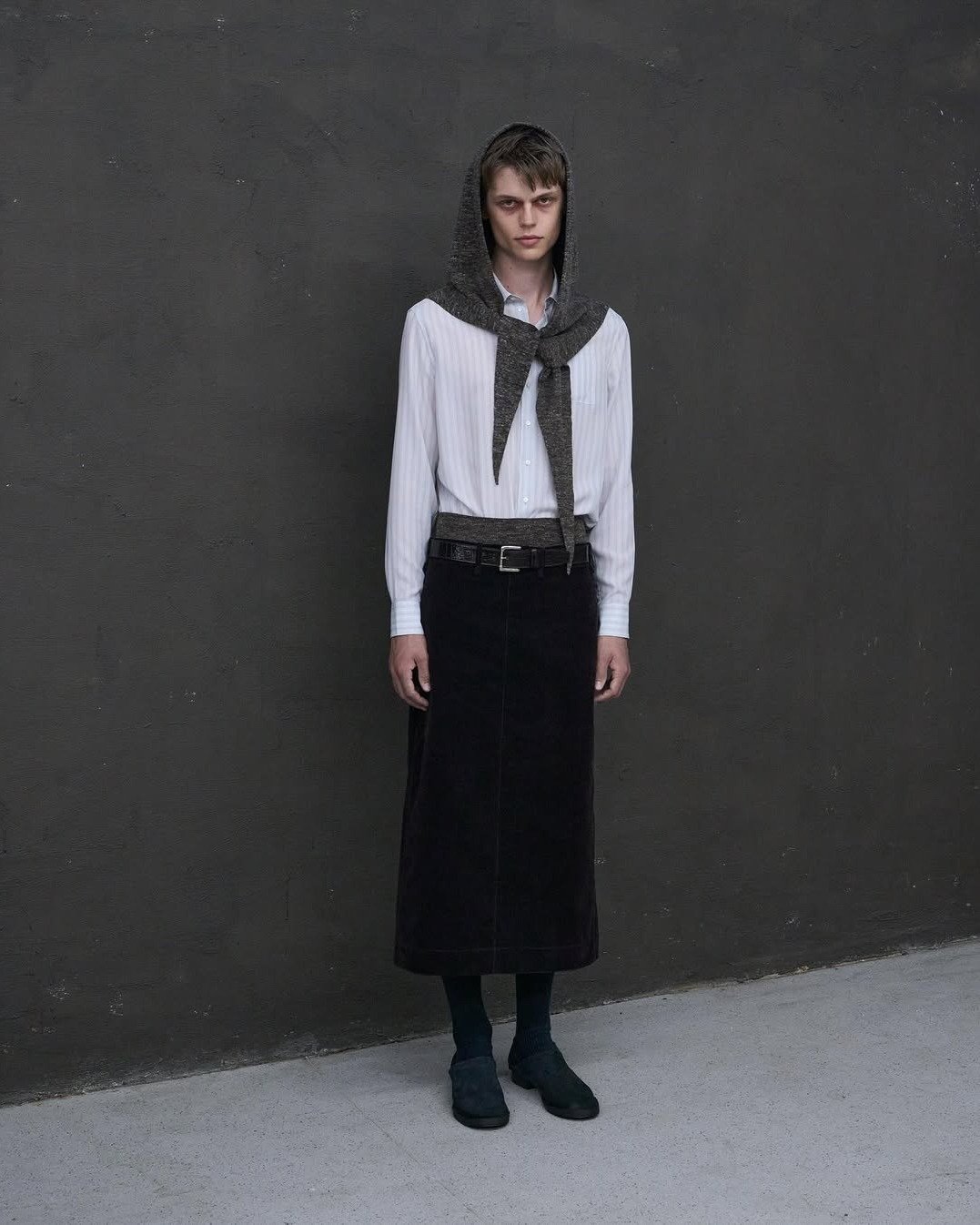 《ARTIFACTS - Omar Afridi》
#2026春夏系列 #OmarAfridi

短短幾年內在時尚界迅速崛起的倫敦品牌 Omar Afridi，由來自日本的設計師市森天颯（Hayate Ichimori）和創意總監菊田潤（Jun Kikuta）共同創立於2018年。以阿拉伯名字命名的 Omar Afridi 打破現有形象，將傳統服飾加入現代設計，在經典款式中加入鋁製鈕釦，以全新視角呈現科技、工業與實用性服裝，完美展現 &ldquo;Primitive Mode&rdquo; 原始