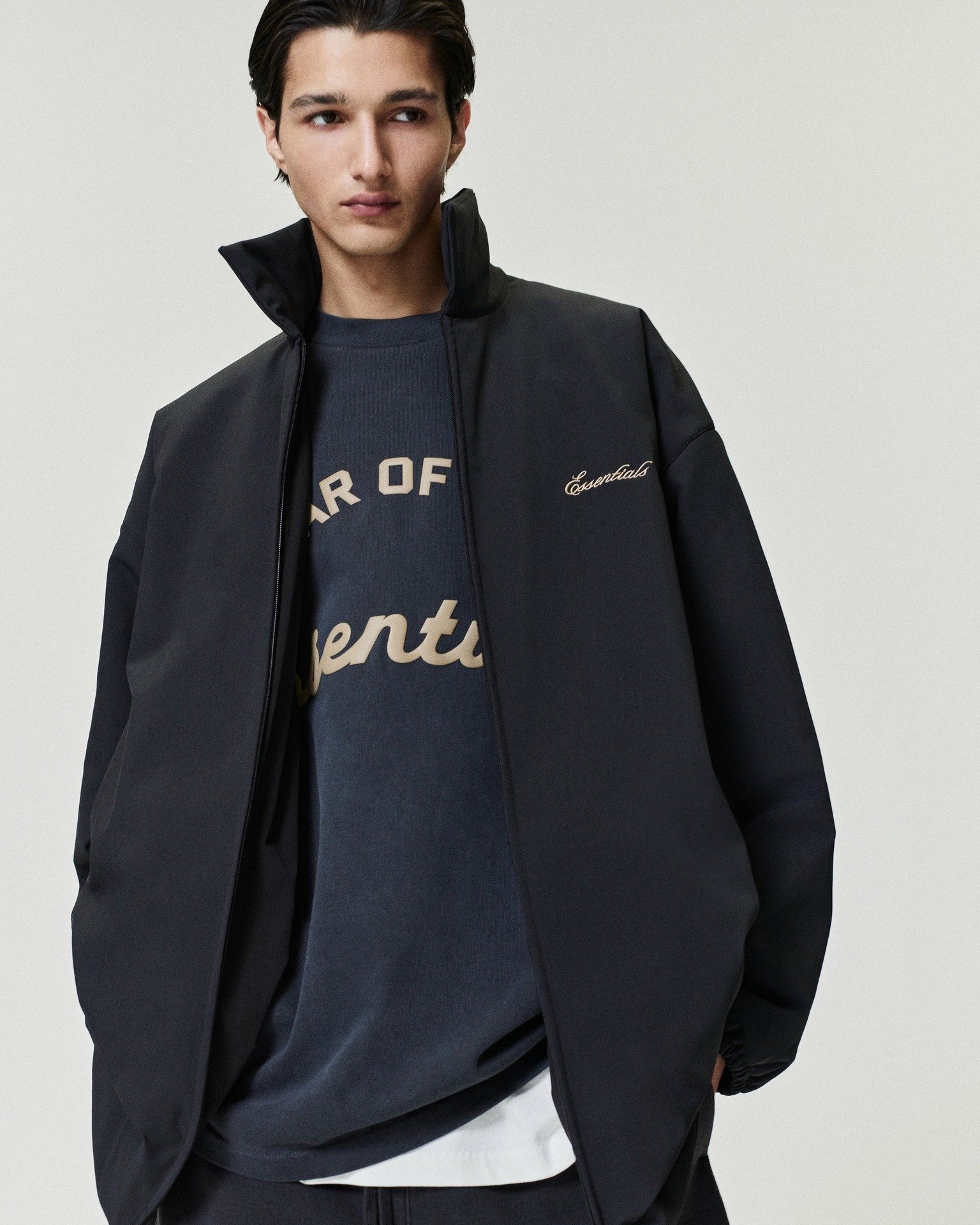 《ARTIFACTS - FEAR OF GOD ESSENTIALS》
#Signature系列 #NewArrivials

FEAR OF GOD ESSENTIALS 於 2026 春季推出 Signature 系列。作為品牌經典美學的新基石，系列透過更為精鍊的剪裁比例與廓形，重新定義基礎單品。除了男裝外，本次亦有選入女裝款式，在極簡的視覺語彙中，呈現簡約而不凡的時髦張力。

由 Jerry Lorenzo 主導的 FEAR OF GOD 支線 FEAR OF GOD ESSENTIAL