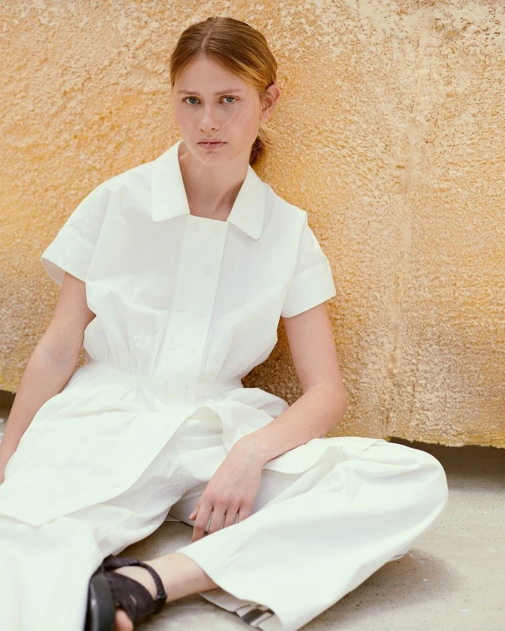 《ARTIFACTS - LOW CLASSIC》 
#RomanticDinner #2026春夏系列

LOW CLASSIC 2026 春夏系列以「Romantic Dinner」為靈感，細膩地將浪漫典雅的蕾絲工藝注入襯衫、背心與短褲之中。清爽的色調交織薄透材質，不僅勾勒出春夏穿搭的層次感，更在輕盈舒適的體感中，完美演繹當代女性的唯美氣質。

成立於 2009 年風格摩登且簡約的韓國品牌  LOW CLASSIC 有被稱作韓國 C&eacute;line 的美名，利用簡單的線條描繪穿越古典