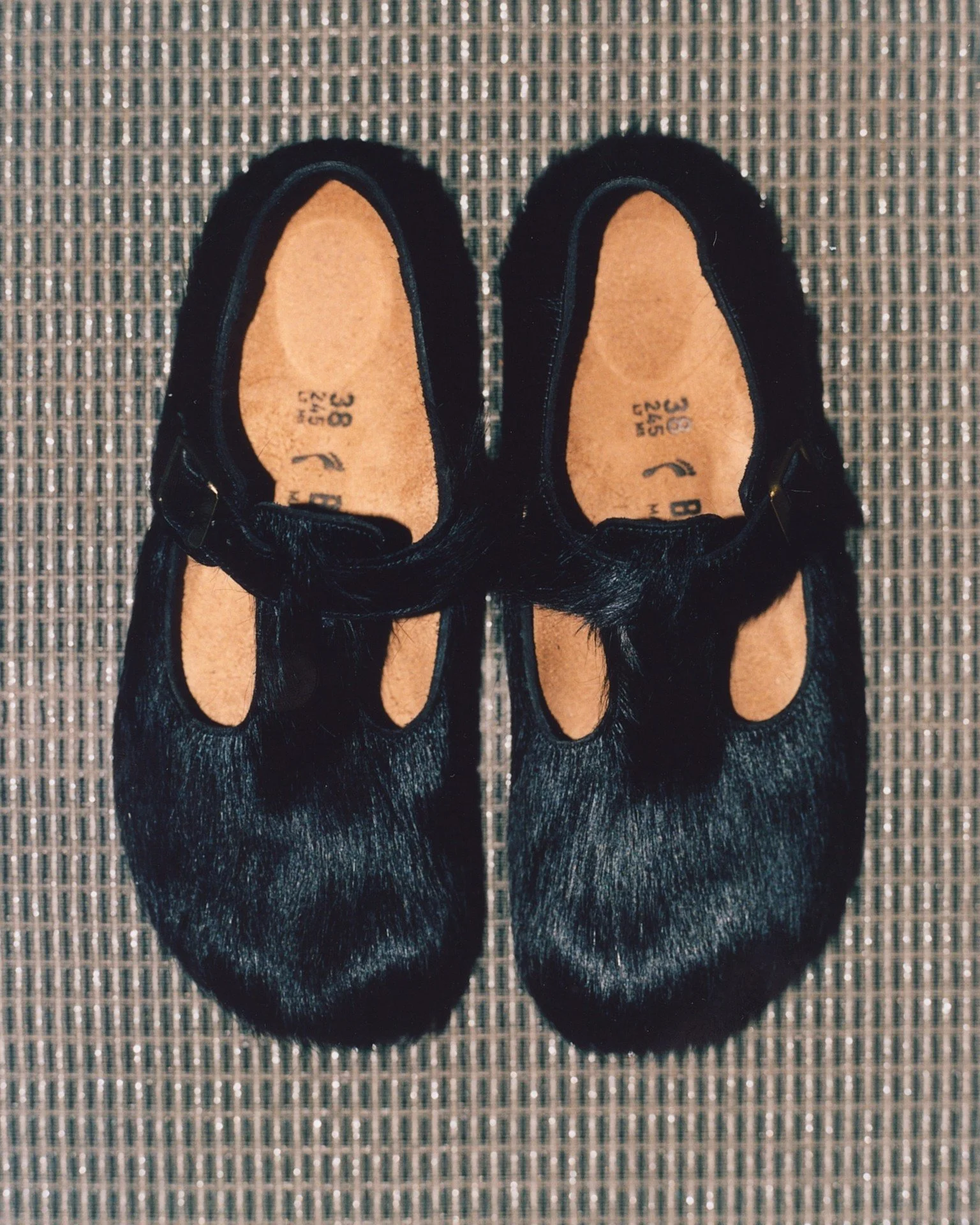 《ARTIFACTS - BIRKENSTOCK x Song for the Mute》
#BIRKENSTOCK #SONGFORTHEMUTE #全新聯名系列🔥

BIRKENSTOCK 攜手澳洲時裝品牌 Song for the Mute，展開一場探索角色與工藝的深度對話。在此系列中鞋履與服裝不再僅是配件，而是各角色身份特質的延伸。

本系列以四個鮮明的角色為架構：The Artist（藝術家）、The Rebel（叛逆者）、The Gardener（園丁）與The Collector