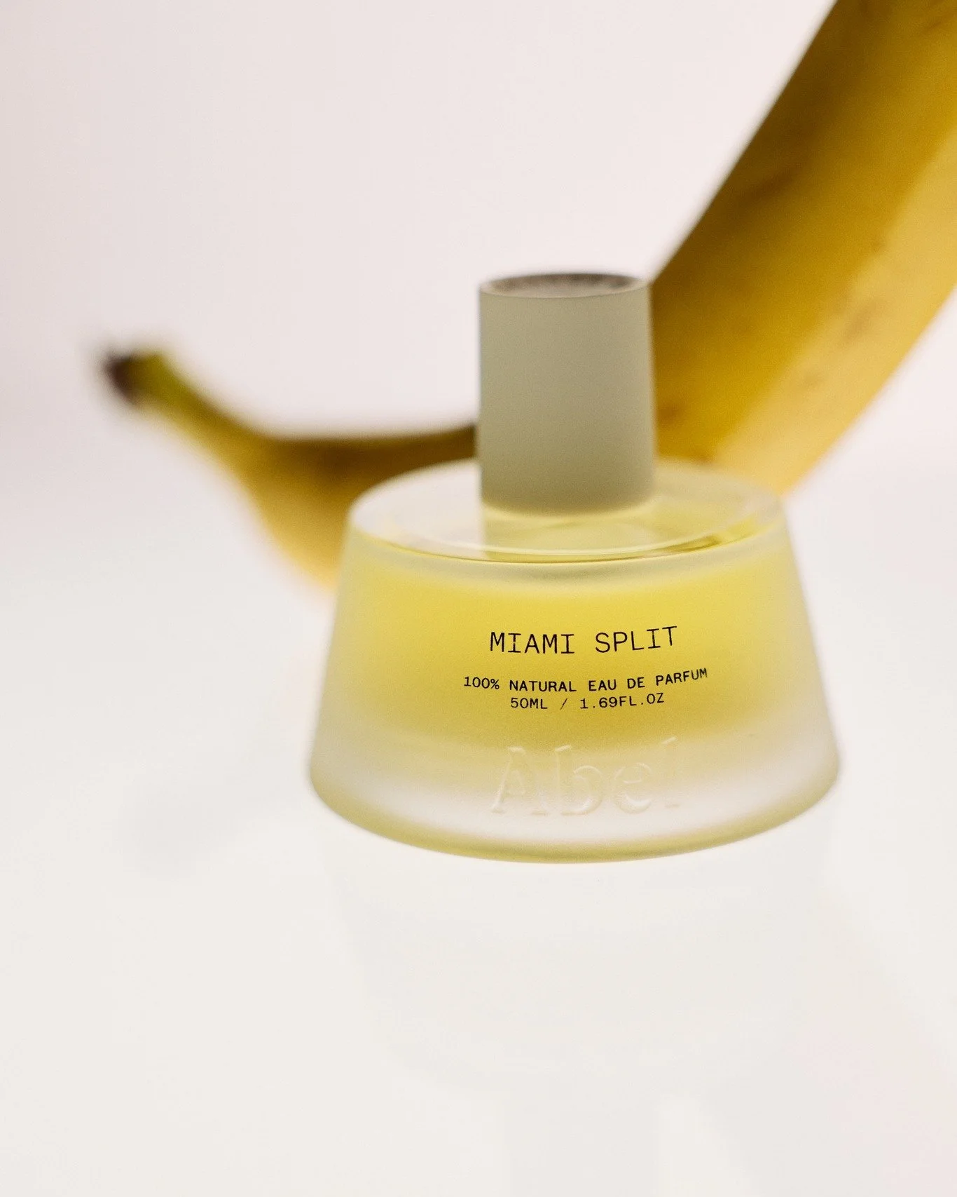 《ARTIFACTS - ABEL》
#全新香調✨ #純天然香氛品牌

ABEL 推出全新香調 Miami Split 🍌
彷彿安迪&middot;沃荷鏡下的經典香蕉再現，Miami Split 將普普藝術的鮮明色彩與叛逆的白沉香巧妙融合，交織出令人驚喜的諧和感，挑戰傳統香氛的框架。

\ Miami Split /
前調：香蕉微焦香
中調：白沉香
後調：玫瑰樹酯

現總部位於紐西蘭的 ABEL，由前釀酒師 Frances Shoemack 於 2013 年在阿姆斯特丹創立。以顛覆香氛產業為使