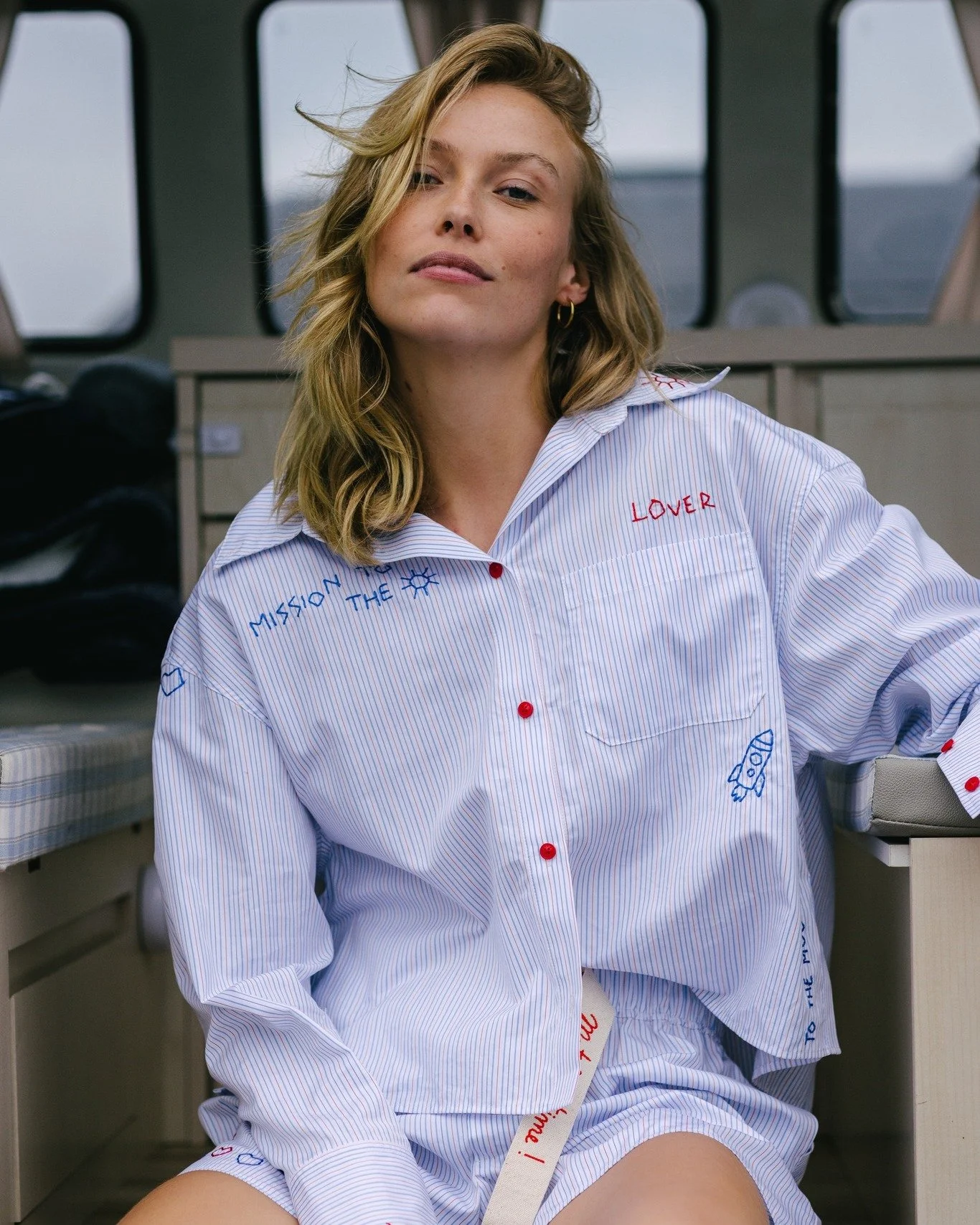 《ARTIFACTS - MIRA MIKATI》
#春夏新品到店 #夢幻綻放市集🌼

在 2026 年春夏系列中，MIRA MIKATI 構築了一個滿溢歡愉氣息的感官世界。設計師將對花卉、甜點與旅行的熱愛化為靈感，透過手工刺繡、立體針織花朵、亮片與鏤空細節，拼貼出如藝術品般的豐盈層次；針織單品則將繽紛色彩與穿著感舒適度優雅融合。每件作品皆傳遞著積極樂觀的生活態度，鼓勵女性展現自我，為日常帶來歡笑。

由黎巴嫩裔設計師 MIRA MIKATI 在倫敦創立同名品牌以充滿活力的設計及活潑鮮艷的色彩