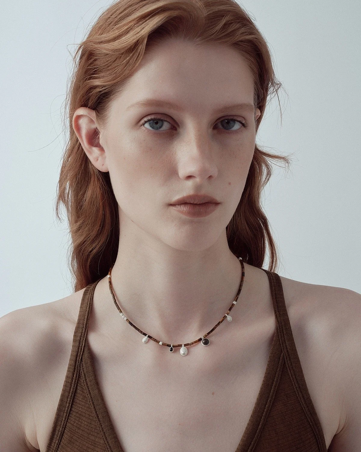 《ARTIFACTS - OLIO E ACETO》
#全新品牌✨#自然美學

OLIO E ACETO 由設計師周李可&amp;周葉子於2019年創立。品牌名稱取自義大利文中的「油與醋」，意指生命中最純粹且不可或缺的日常基石。將平凡生活中的自然美轉化為飾品設計，藉由設計捕捉記憶、傳遞情感、並重塑人與物之前的陪伴關係，展現品牌細膩且富有故事感的美學理念。

Vol.13 〈GOLDEN DREAMS〉 是關於夢境的勾勒。從金色的夢中摘下一抹光亮，仔細鑲嵌、拼合，蜿蜒而穩固的幾何線條，描繪出獨有的