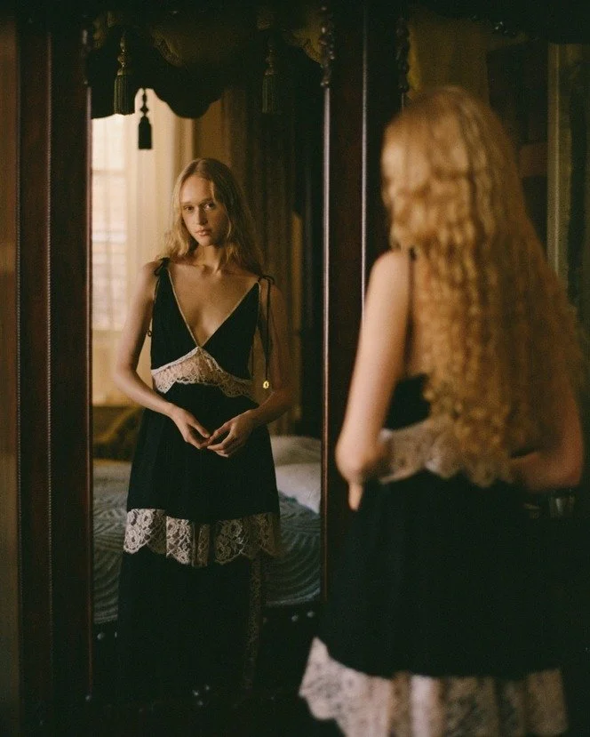 《ARTIFACTS - SEA NY》 
#Spring26 #春夏裝新品

由Monica Paolini 和 Sean Monahan 在2006年共同創立。喜歡復古風格的 Monica 與偏愛現代簡約風格的 Sean 將兩者融合，俐落的廓形與復古的蕾絲、刺繡等元素搭配，成為了 SEA NY 獨特的風格。

SEA NY 2026 春季系列以精緻蕾絲、民俗刺繡與復古褪色布料交織出懷舊層次，營造出宛如在祖母閣樓翻找出的珍寶，每件單品都以詩意訴說著獨特的自我風格。
-
#SEANEWYORK
