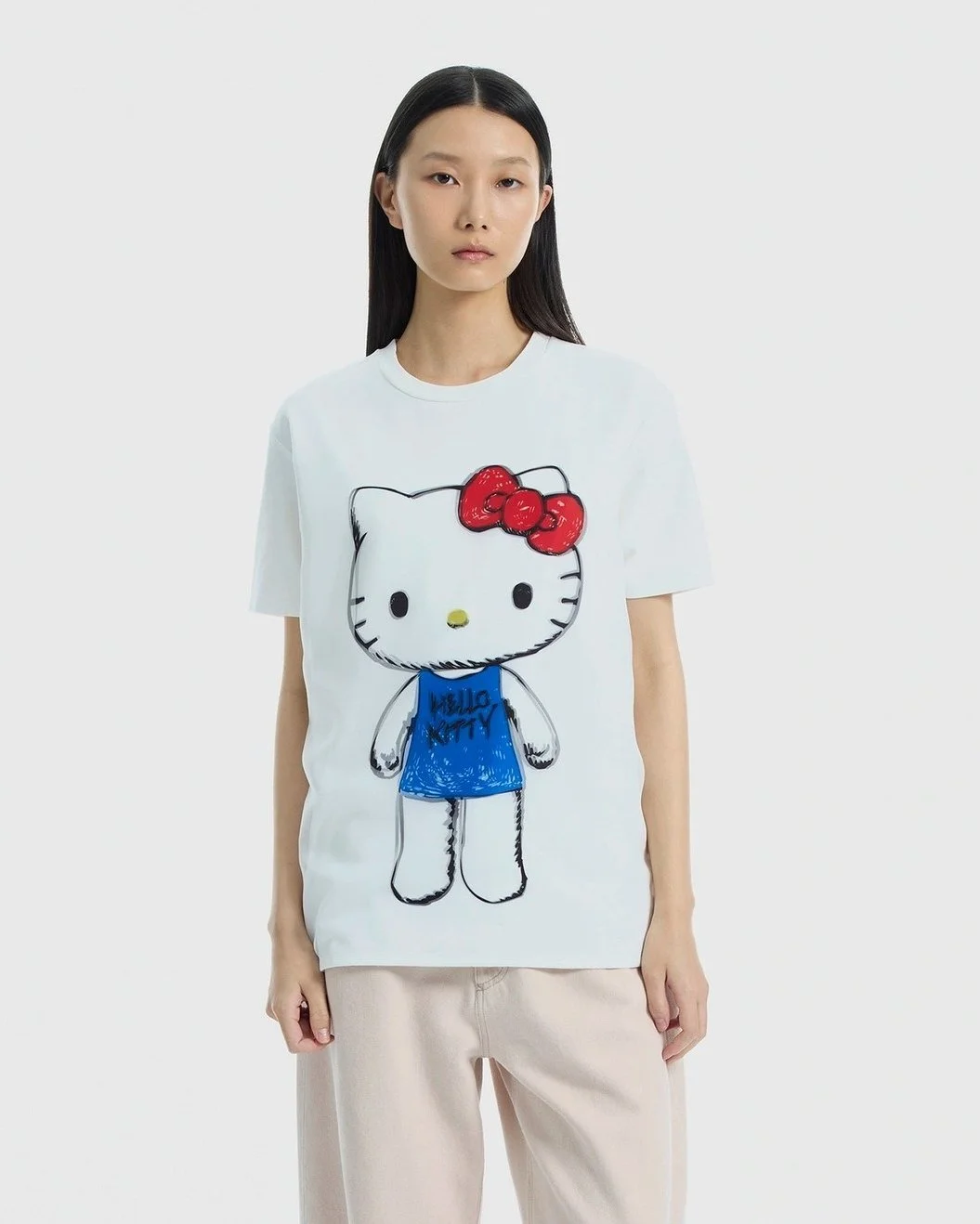 《ARTIFACTS - TRIPPY ART》
#藝術服裝品牌 #HelloKitty

來自日本的品牌 TRIPPY ART 以視覺驚喜為設計，透過特殊工藝與多元圖像創作，呈現其獨特的服裝表現形式。品牌靈感源自 ART、CHARACTER、MUSIC 與 EARTH 四大主題，將藝術與文化融入設計之中，打造兼具趣味與個性的日常風格。

本次選入的款式以 HELLO KITTY 為主角，將素描與蠟筆手繪的設計，搭配運用特殊工藝將圖像轉化為立體視覺效果，結合雙層歐根材質，在光影間產生層次變化與漂