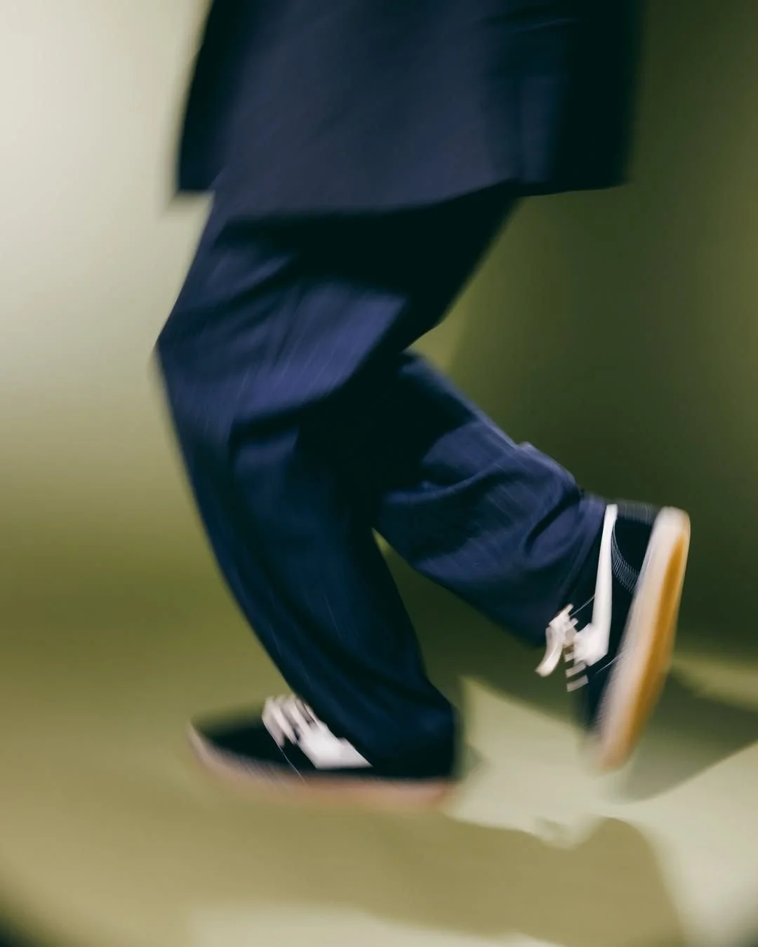 《ARTIFACTS - S.W.C.》 
#全新SURMA系列 #男鞋推薦👟

S.W.C. 推出全新 SURMA 系列鞋款，設計靈感來自 DELLOW 經典鞋款，加入弧形縫線設計、簡約後跟拉帶及全新鞋舌拼接結構。本季選入款式有：燕麥色麂皮搭配半透明橡膠鞋底、耐用帆布鞋面搭配對比 S-Strike 皮革拼片以及簡約的帆布與皮革款式，打造百搭且具風格的日常鞋款。

亦有經典 DELLOW 帆布鞋款搭配「Shroomhands」刺繡圖案，不對稱設計結合側邊車縫結構，在街頭風格中注入細節層次。

