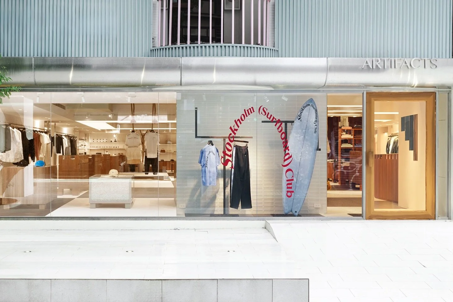 《ARTIFACTS x Stockholm Surfboard Club POP-UP STORE》 
#期間限定快閃店 #獨家手工紮染系列🏄 #限時獨家贈禮

本次獨家呈現斯德哥爾摩工作室手工紮染系列！源自海洋靈感的紮染工藝，應用於寬鬆版型長褲與招牌 Logo T 恤上。每件單品獨一無二的色調變化，展現品牌對「生活痕跡」與物件性格的追求。

這次櫥窗亮點為品牌攜手台灣削板師 Anthonyshapes 為活動量身打造的限定衝浪板。以海洋靈感樹脂渲染搭配專業技術配置，結合在地工藝，串連起台北