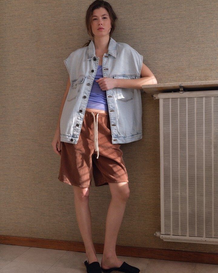 《ARTIFACTS - AMERICAN VINTAGE》 
#女裝新品🔥 #舒適基礎款式

法國品牌 AMERICAN VINTAGE 創立於 2005 年，靈感源自於創辦人 Micha&euml;l Azoulay 到美國旅行的啟發，重新賦予基本款服飾無限可能。品牌以舒適的材質、寬鬆的剪裁與低飽和度的莫蘭迪色調聞名，將基礎單品揉合出充滿法式隨性與慵懶的風格。

ARTIFACTS 選入一系列舒適基本款單品：純棉的短袖上衣與背心以柔和色調呈現，是春夏日常舒適穿著的必備單品；亦有連帽上衣、牛