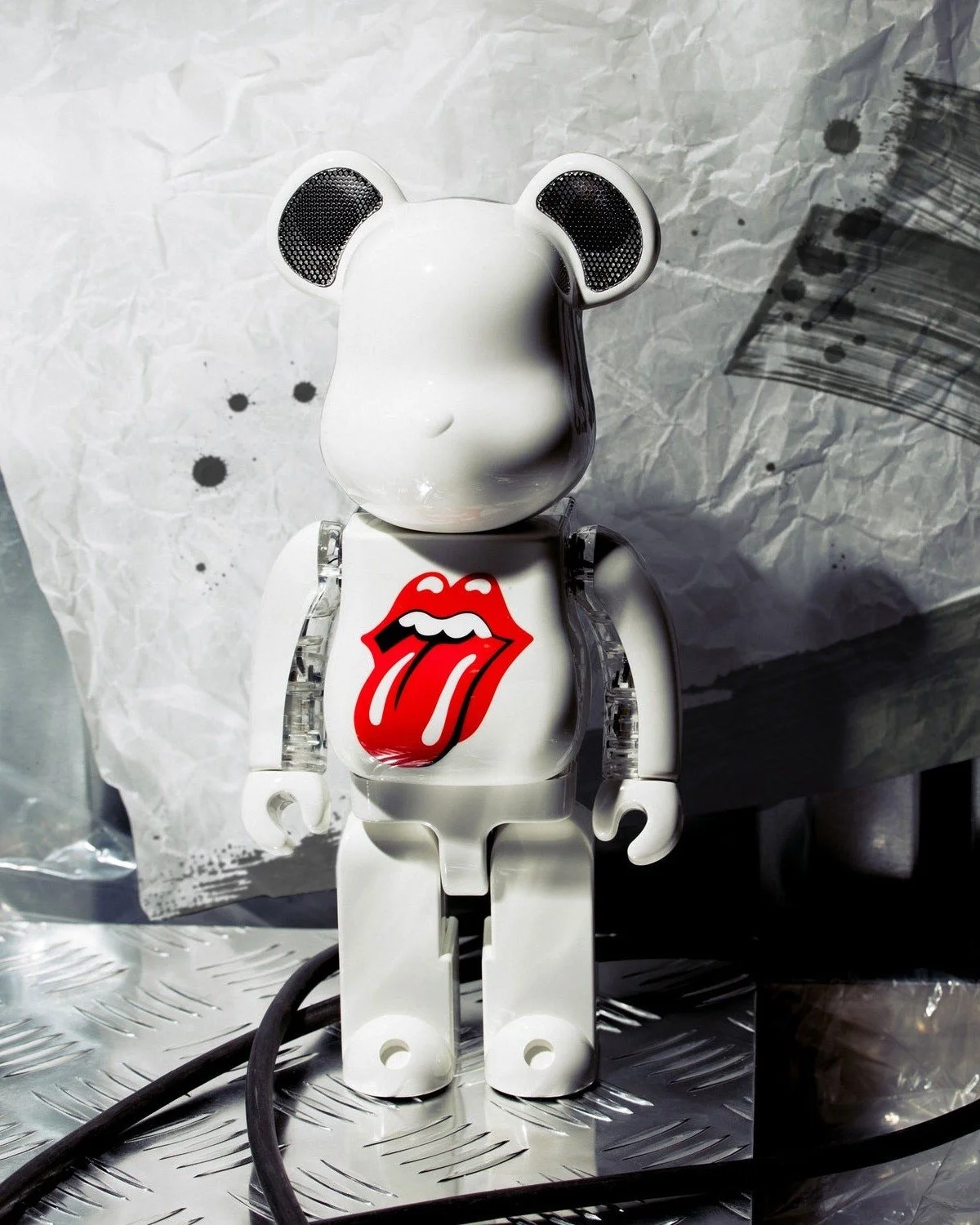 《ARTIFACTS - BE@RBRICK Audio 400% The Rolling Stones》
#限量販售中✨ #滾石樂團

重現搖滾傳奇，致敬音樂與文化！
傳奇樂團 The Rolling Stones 定義了搖滾樂的狂放態度與不羈能量，其經典「舌頭與嘴唇」標誌更超越音樂本身，成為音樂文化中歷久不衰的潮流象徵。

本次整體採亮面白色設計，經典的 BE@RBRICK 外型讓 The Rolling Stones 經典標誌成為視覺焦點，手臂與背部的透明元素展示內部結構，搭配360度無死