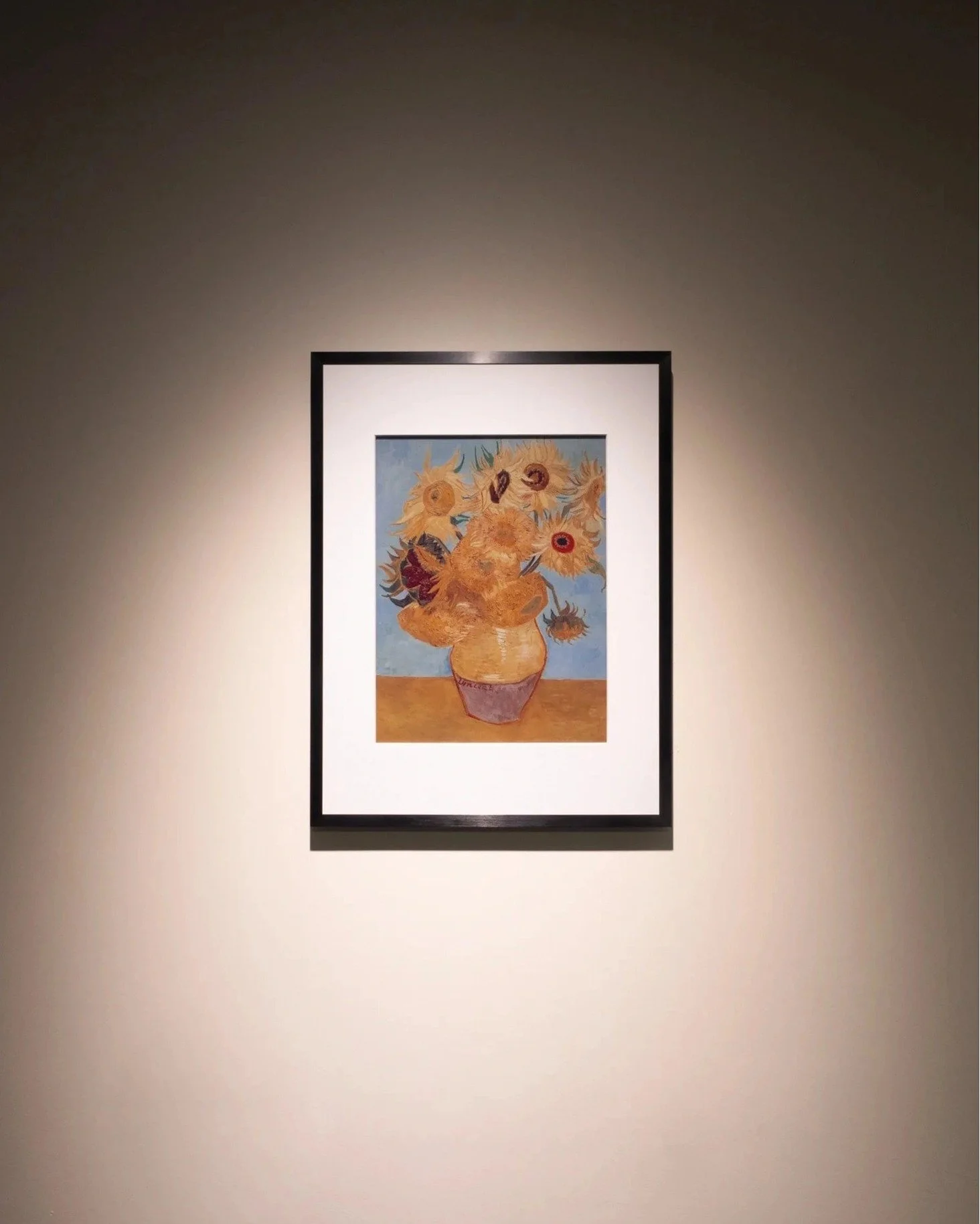 《ARTIFACTS - BLOOMIN8》
#BLOOMIN8 #無線電子畫框🖼️

BLOOMIN8 是一家專注於環境科技與居家美學的設計品牌，致力於打造能自然融入日常的智慧裝置。品牌以 Ambient Living 為核心，透過 E-Ink 顯示技術將科技與藝術完美融合，讓裝置優雅地成為生活空間的一部分。

ARTIFACTS 選入 E-Ink 無線電子畫框 13.3 吋，採用彩色電子紙技術，如紙張般的柔和視覺，長時間使用依然舒適自然；免接線設計與長效續航力提升日常便利性，其低調俐落的外