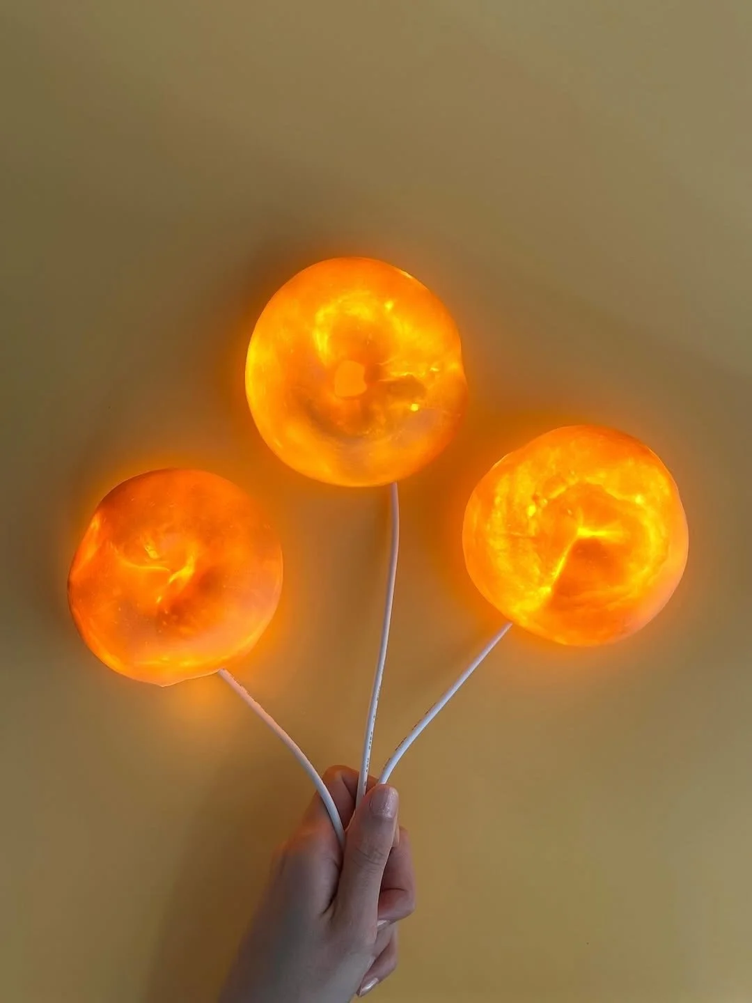 《ARTIFACTS - Pampshade》
#限量系列✨ #LimitedCollection🥯

Pampshade 限量系列燈飾全新到店💡
外型圓潤飽滿、表面光澤亮麗的貝果化身燈飾！採用獨特的先水煮、後烘烤製程，貝果表面呈現自然光澤，點亮後散發溫暖柔和的氛圍；方形吐司則以整條酥脆褐色麵包製作，俐落且優美的線條，無論擺在哪個角落，絕對都是空間中最引人注目的焦點！

Pampshade由創辦人 Yukiko Morita 將麵包與藝術工藝結合，向烘焙坊採購未售出的麵包，真實柔軟的麵包經過