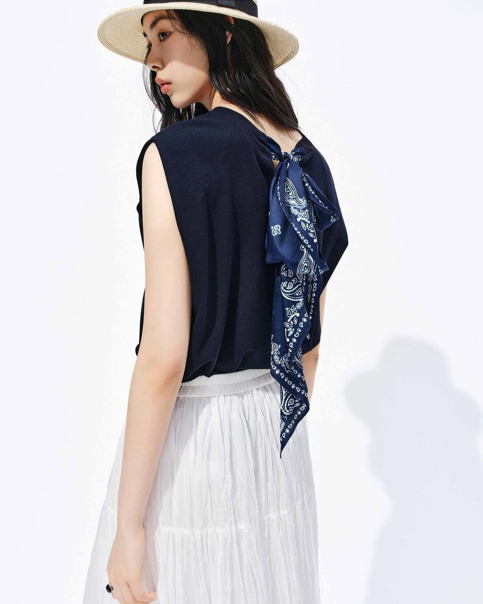 《ARTIFACTS - MO&amp;Co.》
#女裝推薦 #新品到店

本次新品中特別推薦寬肩絲巾針織背心，俐落圓領與寬肩剪裁打造簡潔輪廓，搭配印花綁帶絲巾，為極簡造型增添層次感；下身短褲則以柔軟棉質打造，採經典五口袋設計與俐落直筒剪裁，搭配印花絲巾繫於腰間，展現 MO&amp;Co. 的率性與優雅平衡。

MO&amp;Co. 自 2004 年以來持續引領現代時尚，專為重視自我表達與自在優雅的女性而設計。品牌攜手 The Woolmark Company 等全球權威機構與頂級供應商，嚴選高