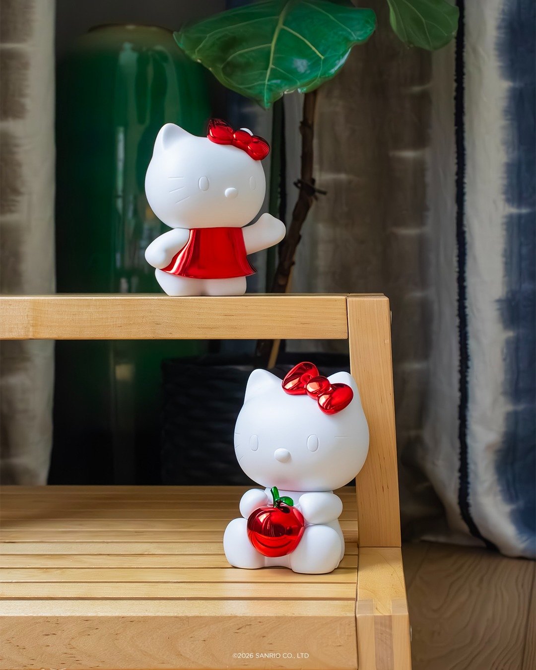 《ARTIFACTS - LEBLON DELIENNE》
#HelloKitty🎀 #公仔收藏🍎

Hello Kitty 推出更精緻小巧的 XS 尺寸2入組✨
優雅的 Hello Kitty 換上標誌性的蝴蝶結與洋裝，鮮明且富光澤的金屬紅與柔霧的白色形成鮮明對比，勾勒出既溫柔又具現代感的輪廓；雙手輕捧紅蘋果的Hello Kitty ，宛如捧著珍貴的閃耀寶物，瞬間拉回純真無邪的童年時光，讓人忍不住想即刻收藏！

LEBLON DELIENNE 來自法國的藝術擺飾，品牌的雕塑藝術作品靈感來自