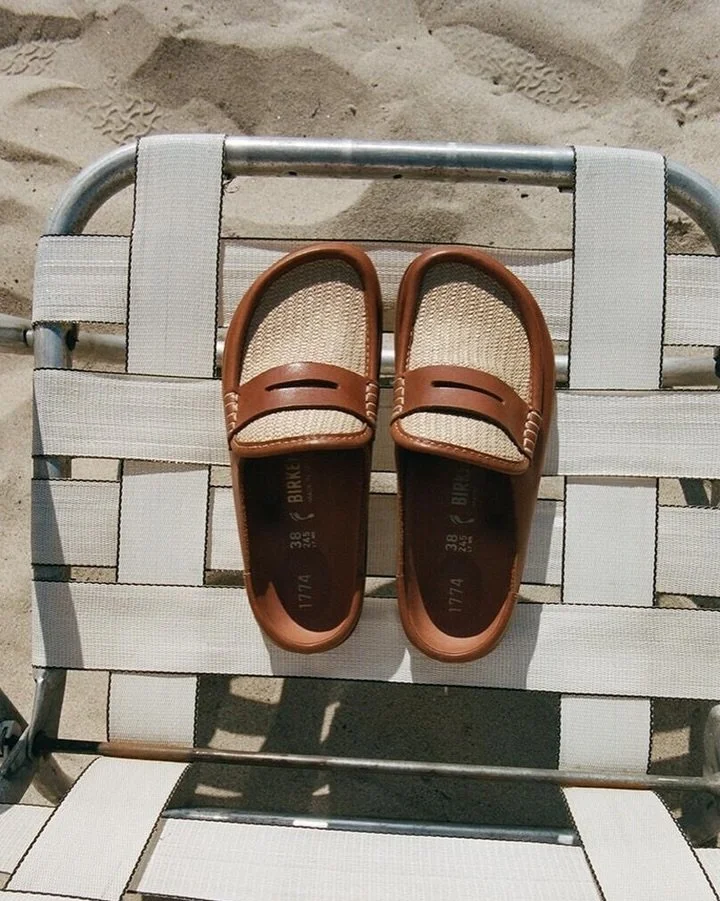 《ARTIFACTS - BIRKENSTOCK 1774》
#全新系列 #NortheastProvidence

BIRKENSTOCK 高端支線 1774 推出全新的 Northeast Providence 系列，靈感來自北美東北海岸與羅德島州普羅維登斯（Providence）的生活步調，將美式復古休閒風格融合於昇華的輪廓與精挑細選的材質之中。

本次進店的 Arizona、Gizeh 與 Naples 鞋款，以肉桂色與薑棕色皮革打底，疊加淺色帆布與天然拉菲草等對比材質，帶出隨性自然的質
