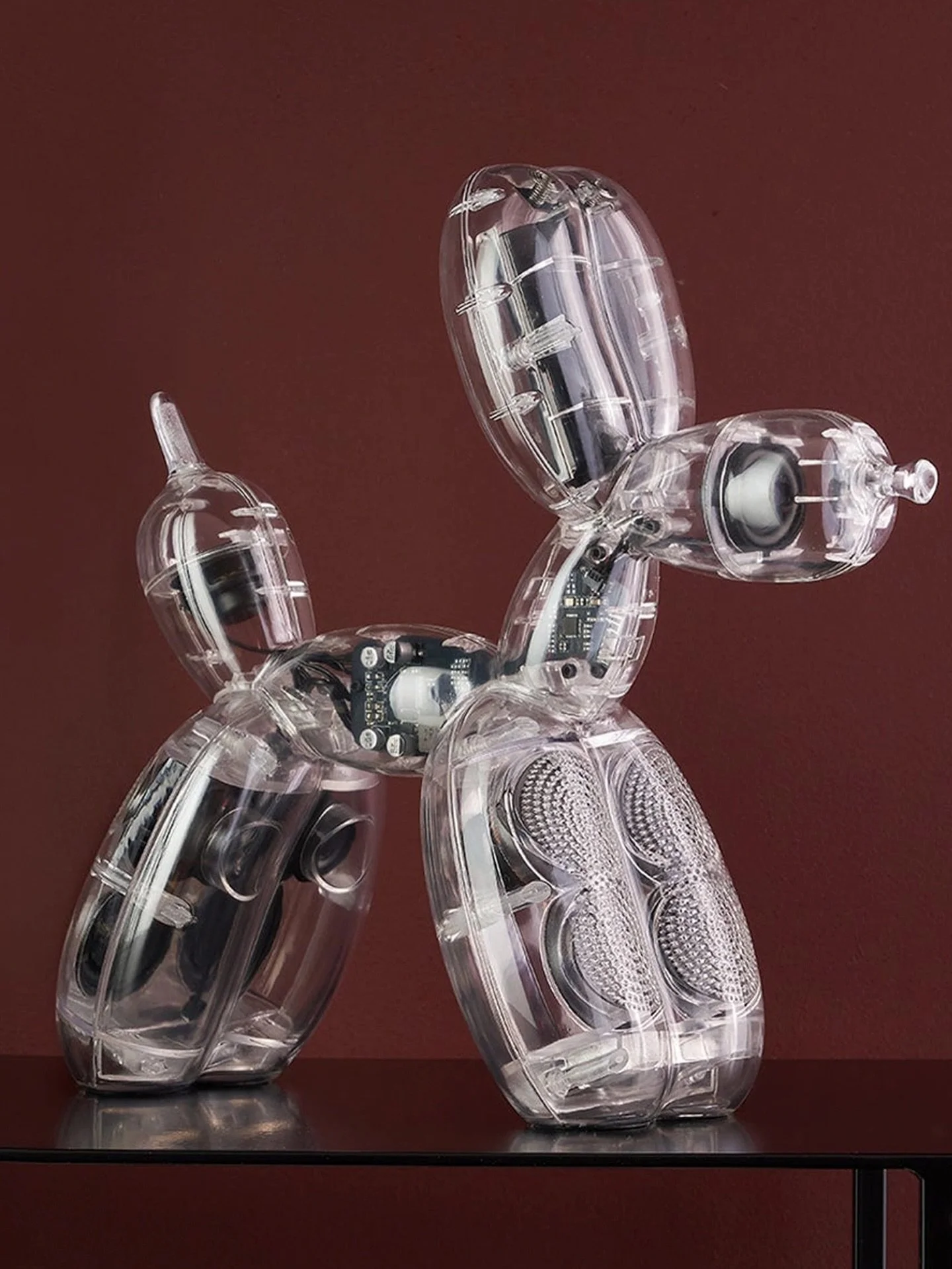 《ARTIFACTS - LEXON x Jeff Koons》
#BalloonDog #全球限量

為慶祝美國 The Broad 博物館收藏 Jeff Koons 經典雕塑《Balloon Dog》十週年，LEXON 與大師攜手推出全球限量的氣氛燈與藍牙喇叭。兩款作品皆以光學級聚碳酸酯打造，完美呈現雕塑俏皮流暢的線條與極致晶亮質感；每件作品更刻有 Jeff Koons 親筆簽名並附專屬真品證書，將傳奇當代藝術轉化為極具收藏價值的奢華單品。

此系列以聲光為媒介，氣氛燈只需透過「鼻子」即可隨