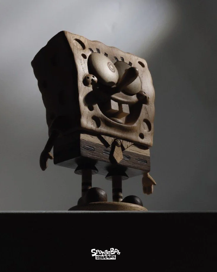 《ARTIFACTS - BOYHOOD》 
#來自丹麥🇩🇰 #Spongebob

把童年的歡笑，雕刻成家中最溫暖的角落。以橡木打造的 Spongebob 將童趣巧妙融入北歐簡約設計，不僅是極具藝術感的居家擺飾，更是陪伴生活、值得珍藏的經典之作。

BOYHOOD 由設計師兼創辦人 Jakob Burgs&oslash; 成立於丹麥，以天然橡木為材質，融合北歐極簡美學與精湛工藝，將玩具般的懷舊意象化為充滿詩意的擺飾。作品靜置於空間中散發溫度與故事感，喚醒人們內心深處的純粹與真摯的快樂。

