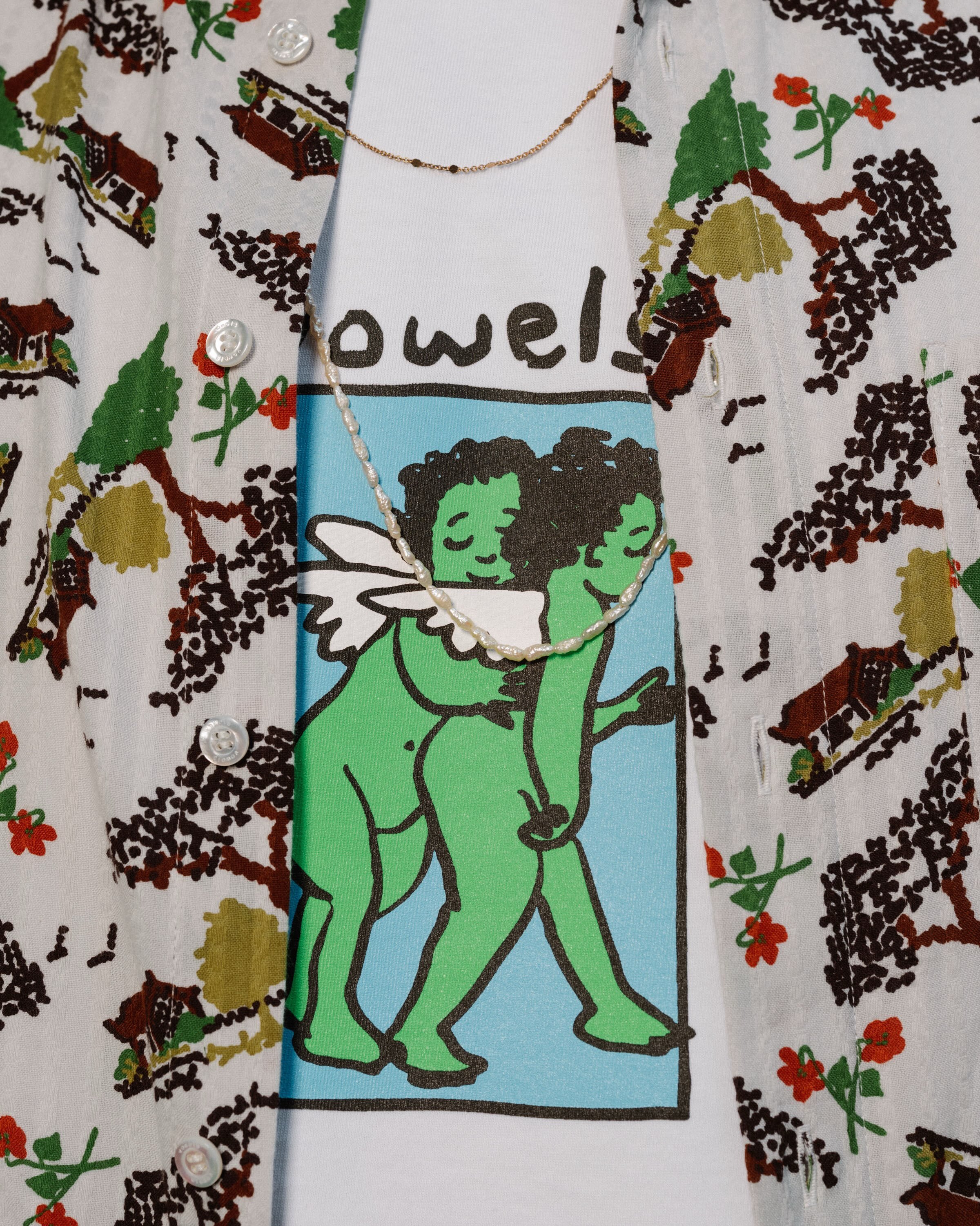 《ARTIFACTS - VOWELS》
#獨家選入 #街頭美學

VOWELS 由創意總監八木佑輝（Yuki Yagi）創立，曾任 Supreme、Stussy 等知名街頭品牌，並擔任 Stussy 創意總監。品牌名則取自英文中的母音，象徵日常不可或缺的核心元素，致力於打造適合日常穿搭的高品質基本單品。

VOWELS 2026 秋冬系列《Perfect Day》延續品牌核心哲學「守破離」，從基礎語彙出發，深度挖掘品牌位於紐約的「研究圖書館（Research Library）」館藏與全球旅行紀