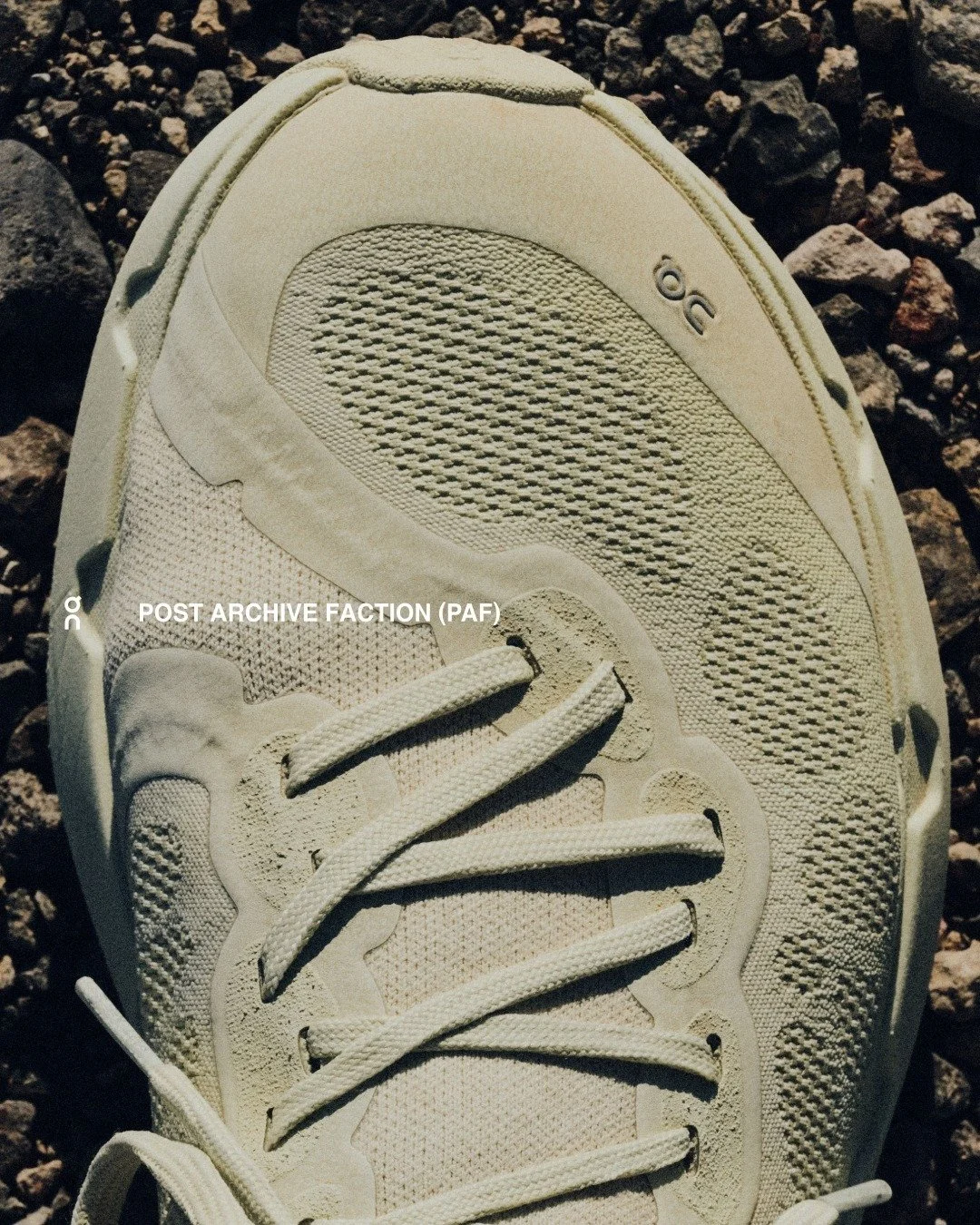 《ARTIFACTS - On x POST ARCHIVE FACTION》
#最終聯名系列 #現正販售中🔥

On 與 Post Archive Faction (PAF) 聯手推出最終章「CURRENT FORM 5.0」聯名系列，為雙方歷經數個季度演進的設計合作劃下完美句點，更特別邀請大地藝術家 Strijdom Van Der Merwe 攜手打造專屬跑者的永久性環形石徑。

全新 Cloudsoma PAF 鞋款設計靈感源自天然岩層結構、地形地貌與自然的流動姿態，將原始美感與工藝精