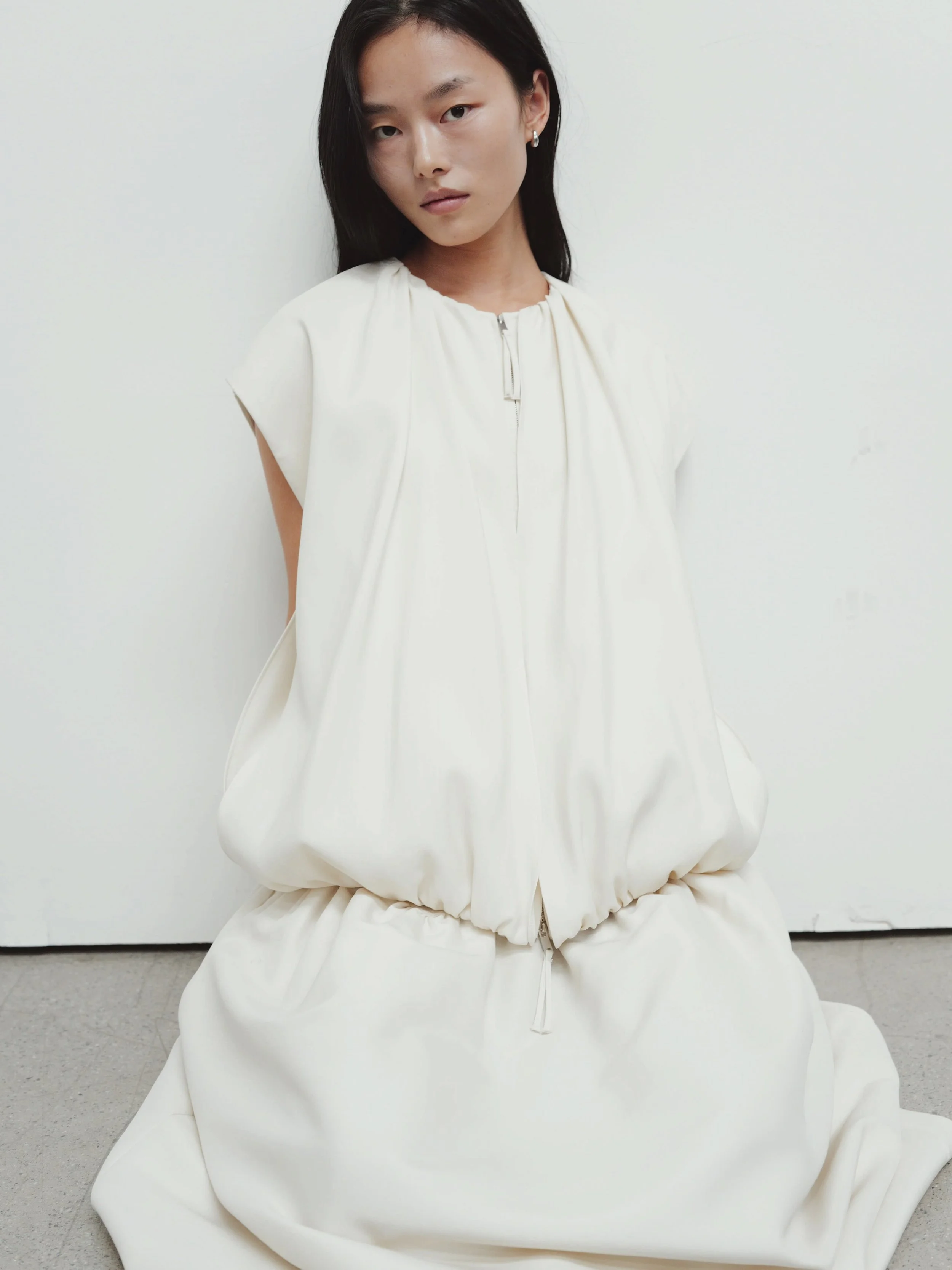 《ARTIFACTS - THE LOOM ATELIER》
#女裝新品 #KoreanDesigner

The Loom 由設計師 Jung Wonkyung 於 2009 年在韓國首爾創立。「Loom」意為織布機，象徵品牌對面料質感與工藝本質的追求。相較於追逐短暫的流行趨勢，The Loom 更專注於極簡設計、天然面料與極高的穿著舒適度。

品牌秉持「衣如其人」的信念，比起炫耀張揚，更著墨於個人品味的梳理與探索。本季選入俐落大衣、優雅洋裝，以及嚴選天絲混紡材質打造的輕盈單品，透過滑順觸感與