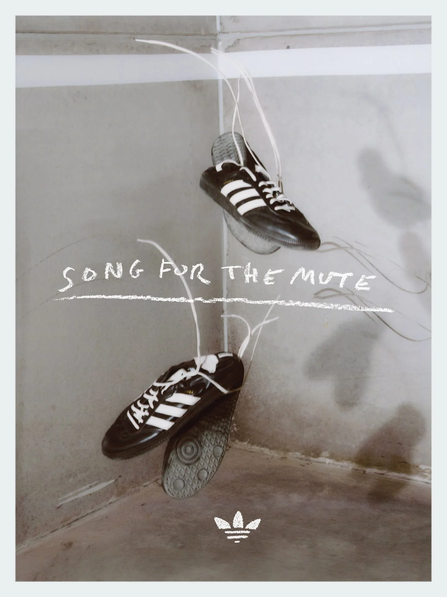 《ARTIFACTS - adidas Originals x Song for the Mute》
#現正販售中🔥 #ADI008

那些發生在遊戲場上的片刻，經過時間沉澱，依然在衣物與鞋履上留下了痕跡。adidas Originals 與 Song for the Mute 迎來第 8 篇章（ADI008）。創意總監 Lyna Ty 這次把視角帶回巴黎伊夫里大道的操場&mdash;&mdash;教室之外的遊戲、友誼、家庭與街區，交織成她的成長記憶，也將課前與放學後的日常片段，轉化為貫穿整支