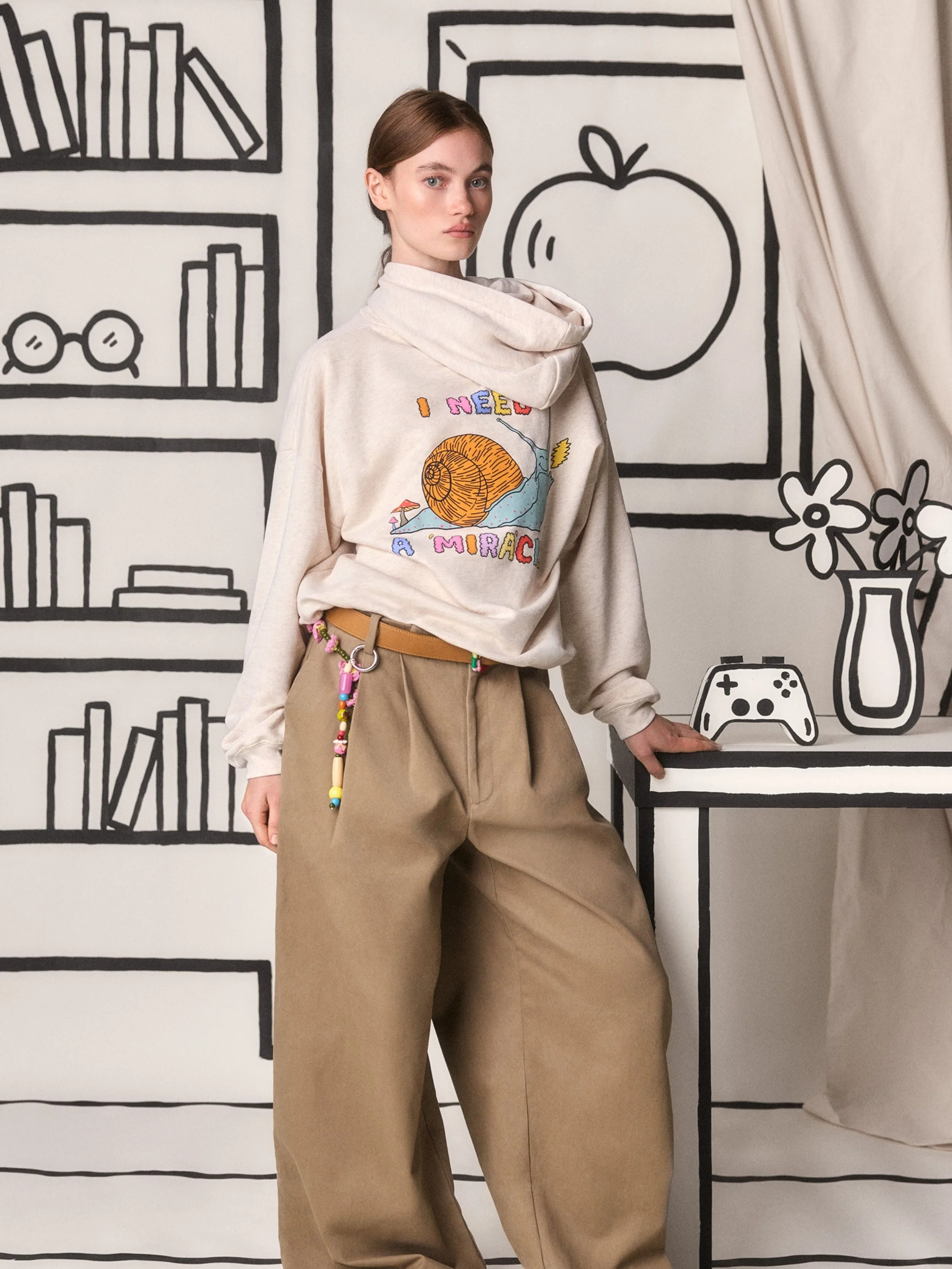 《ARTIFACTS - MIRA MIKATI》
#AW26 #ComeAndPlay

由黎巴嫩裔設計師 MIRA MIKATI 在倫敦創立同名品牌以充滿活力的設計及活潑鮮艷的色彩聞名。透過服裝傳遞天真無邪的童趣風格，更是在時尚界中脫穎而出，吸引一眾潮流人士和時尚名人的喜愛。

本季品牌將穿衣打扮變成了一場色彩與想像力的遊戲，童話故事般的場景在服飾上展開，將微觀世界賦予生命，並在意想不到之處藏入巧妙驚喜，將日常穿搭轉化為一場結合好奇心、創造力與樂趣的互動盛典。
-
#MIRAMIKATIST