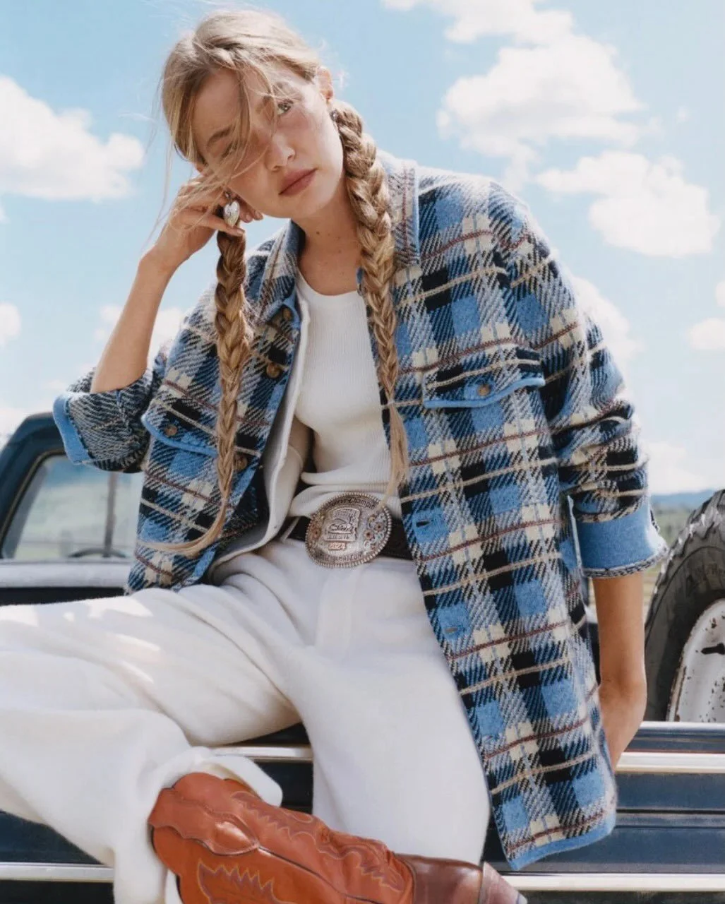 《ARTIFACTS - GUEST IN RESIDENCE》
#GigiHadid #Cashmere

GUEST IN RESIDENCE 由知名模特兒兼品牌創意總監 Gigi Hadid 於 2022 年創立。品牌結合頂級工藝與簡約美學，致力打造永恆優雅的舒適體驗；每件作品皆以嚴選羊絨精心製作，期盼能長久陪伴使用者，成為如未來傳家寶般的經典。

本季 ARTIFACTS 選入多款 100% Cashmere 焦點單品：重新詮釋美式西部風格的格紋工裝襯衫，採用刻意營造的寬鬆剪裁呈現；而 