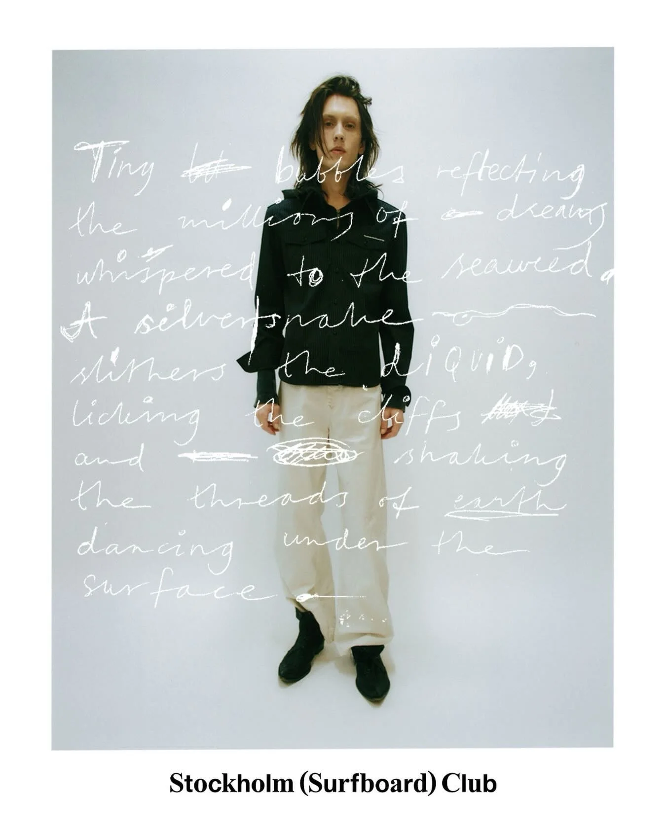 《ARTIFACTS - Stockholm Surfboard Club》
#FW26 #NewArrivials

由 Acne Studios 前成員 Manne Haglund Glad 與 Anton Edberg 於 2019 年在瑞典共同創立。品牌的誕生源於兩位創辦人對衝浪文化的熱愛，並試圖將這份熱誠與斯德哥爾摩的時尚基因揉合。不只是服裝品牌，Stockholm Surfboard Club 更像是一個結合藝術與工藝的文化社群，致力於在都市生活與嚮往自然的靈魂之間，尋找一種更具實驗