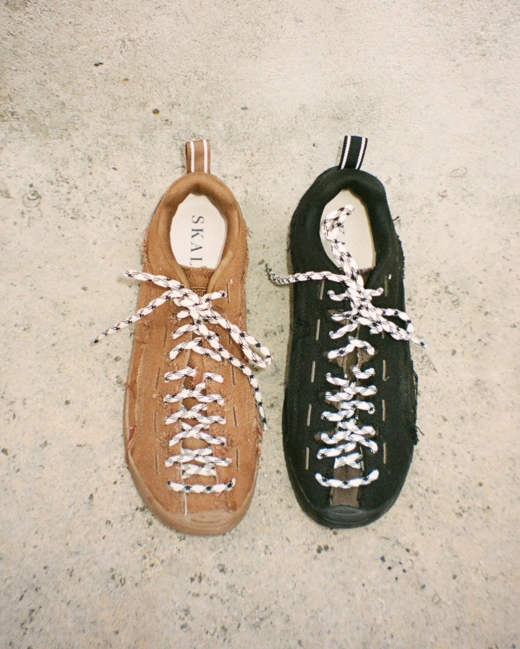 《ARTIFACTS - Skall Studio x Keen》 
#聯名鞋款 #JasperSplit

SKALL STUDIO 是來自哥本哈根的永續時尚品牌，由 Julie 與 Marie Skall 姊妹共同創立。品牌深植於北歐文化底蘊，致力以高品質天然材質打造永恆而率性的衣櫥必備單品。

此次攜手戶外鞋履品牌 KEEN，透過 SKALL STUDIO 精緻且現代的北歐視角，重新探索 KEEN 的機能設計語言。

本季聯名限定鞋款全新演繹經典攀岩鞋 Jasper Split，選用 10