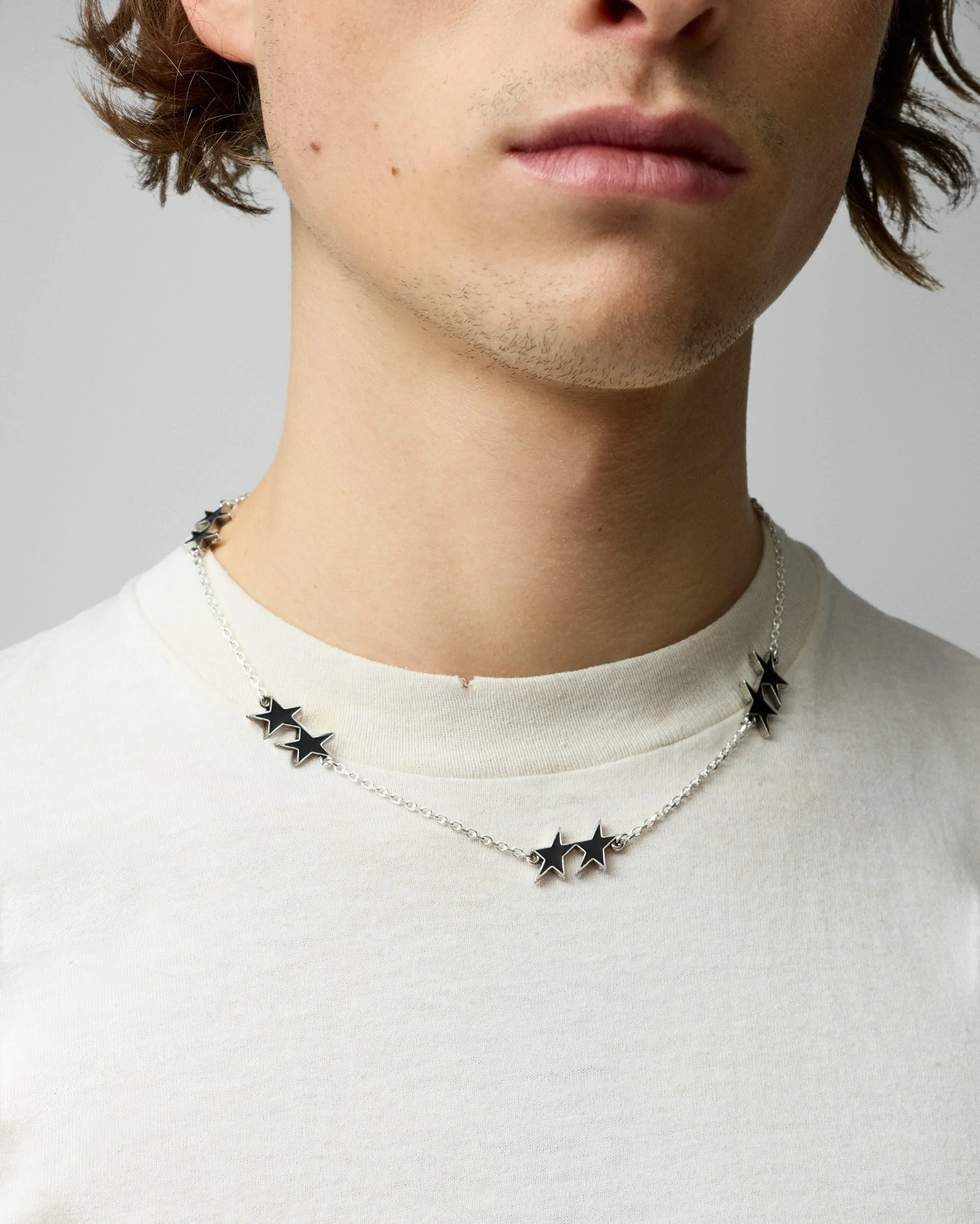 《ARTIFACTS - TWOJEYS 》
#新品到店 #StreetwearJewelry

來自西班牙巴塞隆納的 TwoJeys，由創作者 Joan Margarit 與 Biel Juste 創立於 2019 年。品牌靈感源自兩人在美國的一趟公路冒險，這不僅為 TwoJeys 奠定了基礎，也孕育出標誌性的「雙星」符號&mdash;&mdash;象徵著自由、純粹的真實與不完美。

設計汲取美式復古、賽車運動與滑板文化，將巴塞隆納的血統與鮮明的復古街頭風格融為一體。憑藉敏銳的視覺敘事，Two