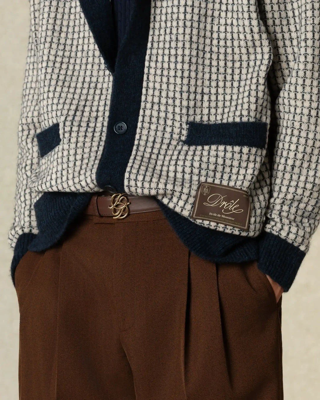 《ARTIFACTS - Dr&ocirc;le de Monsieur》
#秋冬男裝新品 #FW26

Dr&ocirc;le de Monsieur 2026 秋冬 「SIN CITY」以拉斯維加斯為靈感，融合黑幫奢華、好萊塢電影感與街頭文化，演繹如夢似幻的罪惡之城大秀。

本季新品特別推薦毛皮領飛行夾克，深灰色尼龍材質搭配可拆卸仿毛皮領，為秋冬衣櫥增添個性搭配；亦有多款開襟衫、襯衫、短袖上衣等單品可供挑選。

由兩位自稱時尚局外人一同創辦 Dr&ocirc;le de Monsieu（以下