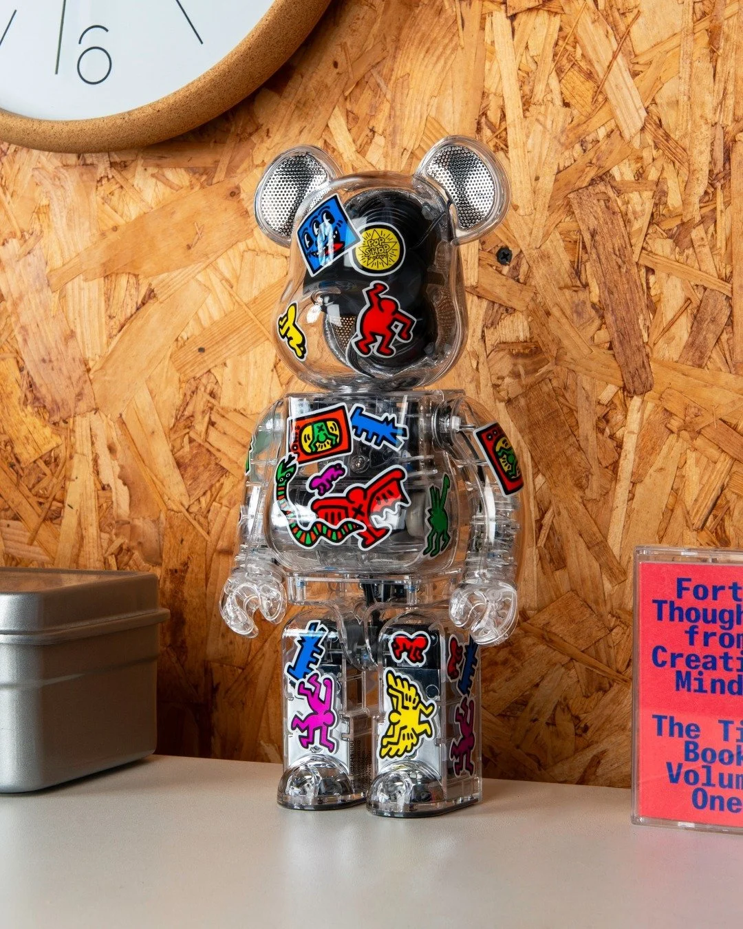 《ARTIFACTS - BE@RBRICK Audio 400% Keith Haring》
#PopShop40週年✨ #KeithHaring

慶祝 Keith Haring 傳奇的 Pop Shop 成立 40 週年，這次合作以 1987 年東京 Pop Shop 的貼紙圖案為靈感，將 BE@RBRICK Audio 400% 音響化為畫布，融入 Keith Haring 標誌性的奔放線條、律動圖案與視覺語言。

以經典 400％ BE@RBRICK為基底的藍芽音響。透視的設計能看見音