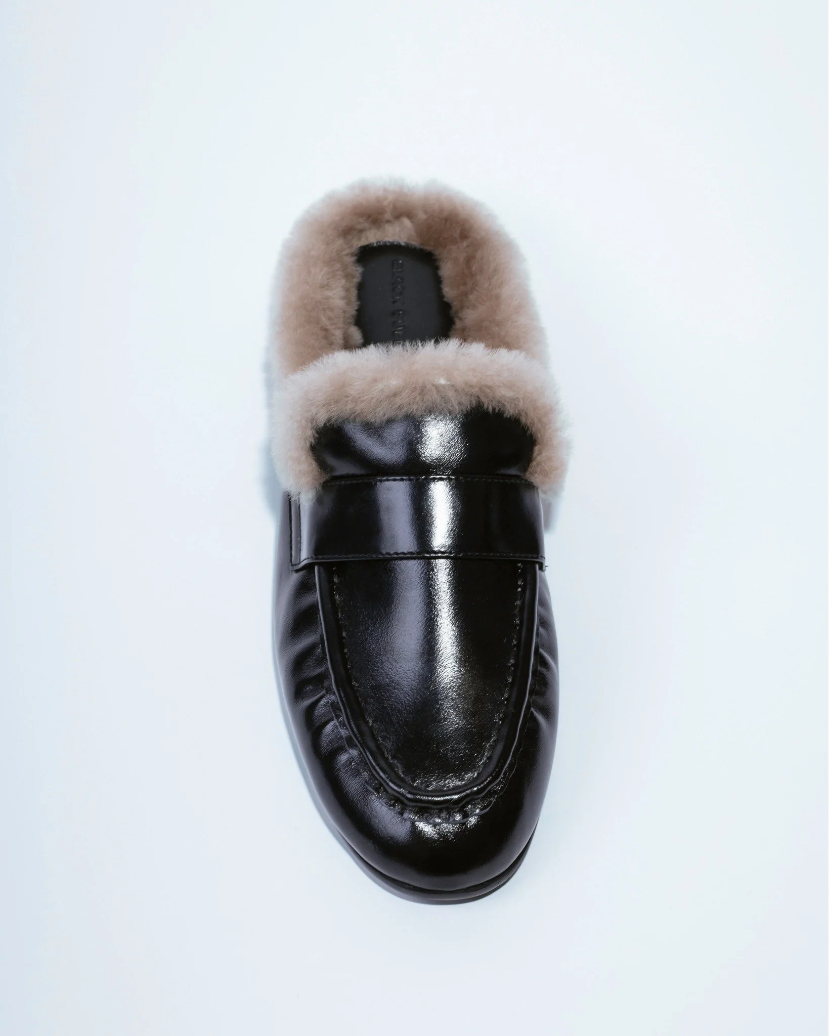 《ARTIFACTS - BLACK SUEDE STUDIO》
#新品牌到店👀 #俐落優雅

來自加拿大的鞋履品牌 BLACK SUEDE STUDIO成立於2019年，由全球頂尖工坊手工打造。品牌結合現代美學與永續小量生產，為都會女性獻上兼具質感細節與全天候舒適的精緻單品。

品牌憑藉著鮮明的現代美學，曾獲《Vogue》、《Forbes》與《Harper's Bazaar》等媒體報導，迅速成為時尚指標，更是 Kylie Jenner、Selena Gomez、Sydney Sweeney等