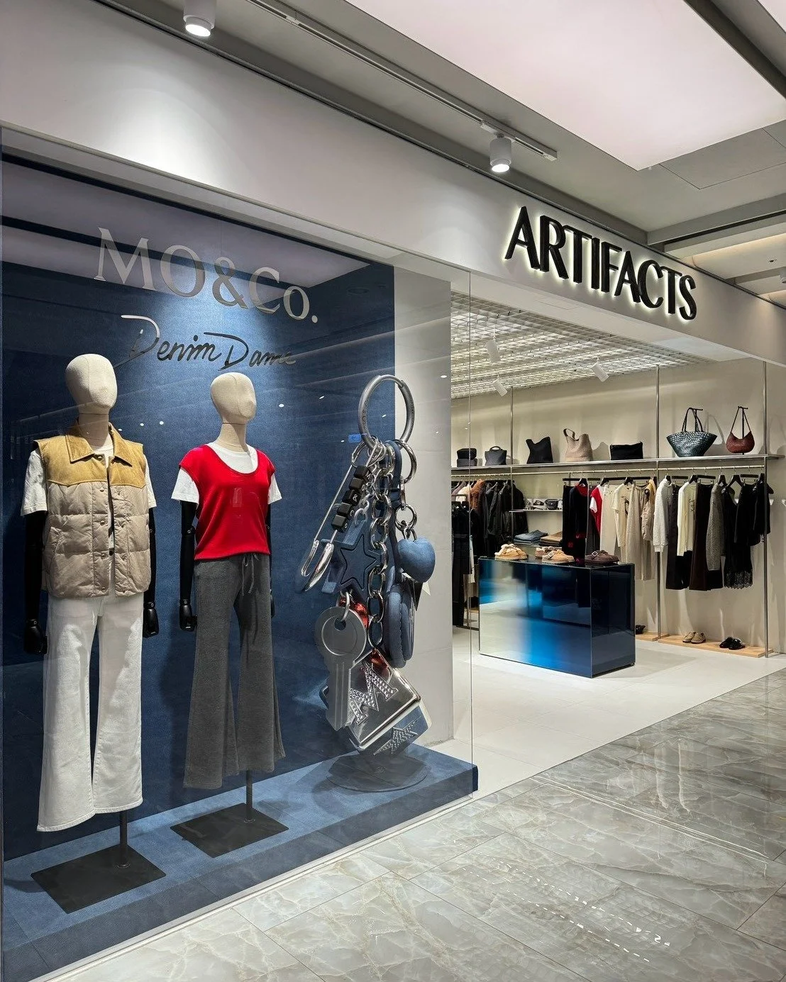 《ARTIFACTS x MO&amp;Co. POP-UP STORE》
#期間限定櫥窗✨  #限量滿額贈 #台中新光三越

ARTIFACTS x MO&amp;Co. POP-UP STORE 登場囉！
本次 MO&amp;Co. 以其標誌性的俐落簡約與前衛搖滾美學，打造期間限定展示櫥窗；店內同步引進最完整的 2026 秋冬系列服飾，更特別帶來獨家限定滿額禮🤩

入秋之際，正是換新衣櫥的完美時機。誠摯邀請您至 ARTIFACTS 台中新光三越門市探索 MO&amp;Co. 最新系列！

