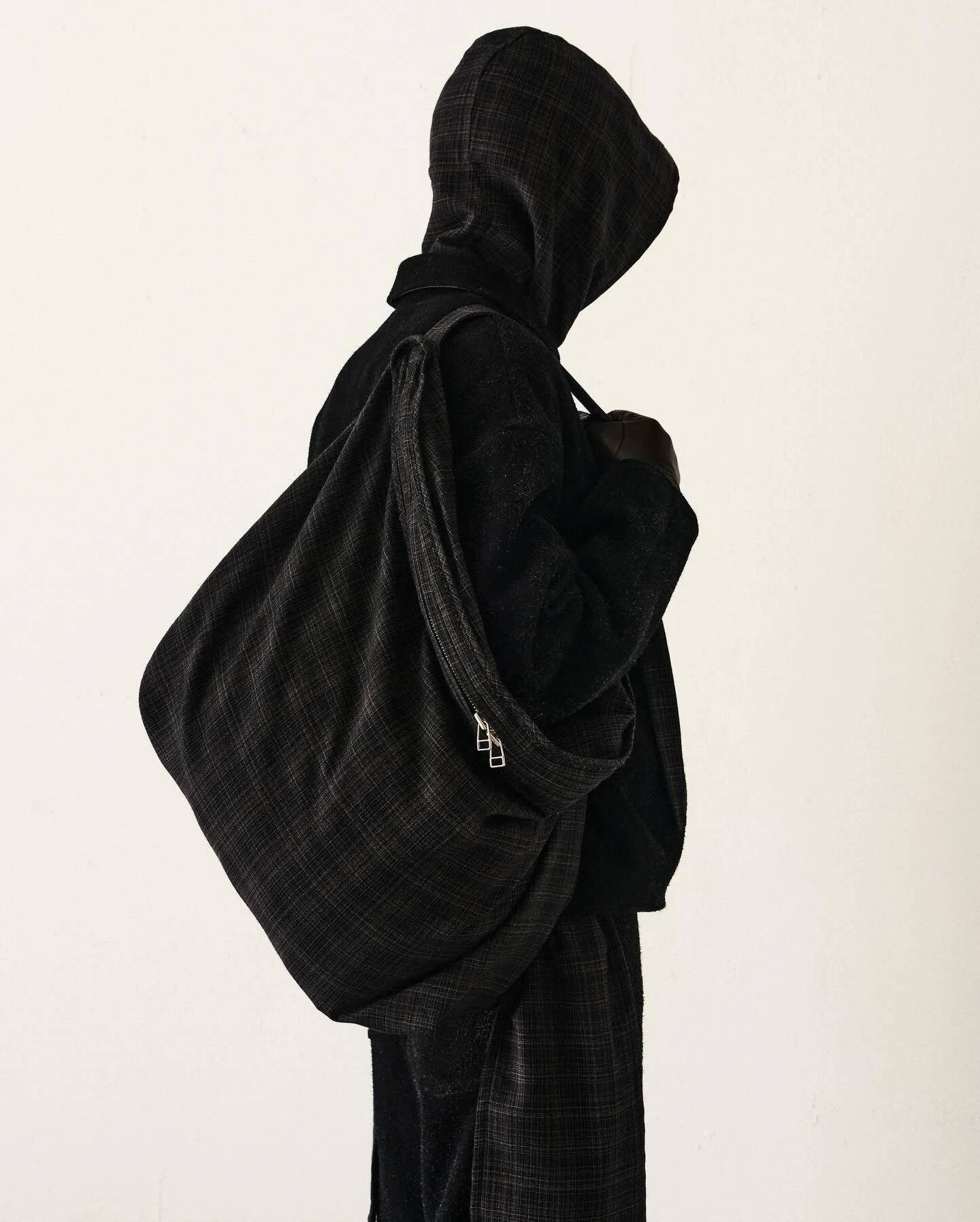 《ARTIFACTS - Omar Afridi》
#AW26男裝新品 #獨立品牌

獨立品牌 Omar Afridi 於倫敦創立，現由日本設計師市森天颯（Hayate Ichimori）與創意總監菊田潤（Jun Kikuta）主導。品牌以「Primitive Mode」為核心理念：帶有技術感的剪裁，卻保有原始的質感，在工業與實用之間取得平衡。奠基於嚴謹、工藝與跨文化共鳴，每個系列都是材質記憶、張力與形式之間的對話。

AW26「Not Too Far From Real」，離真實不遠。延續品牌